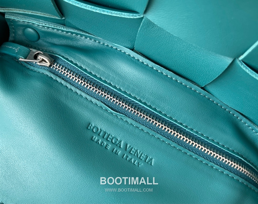 Bottega Veneta Cassette Intrecciato Nappa Leather Crossbody Bag 보테가베네타 카세트 인트레치아토 나파 크로스백 23cm 8