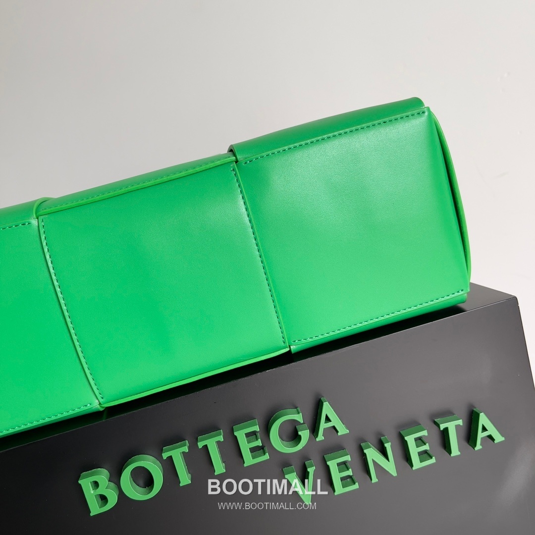 Bottega Veneta Arco Intrecciato Calfskin Leather Tote Bag 보테가베네타 아르코 인트레치아토 카프스킨 토트백 47cm 4
