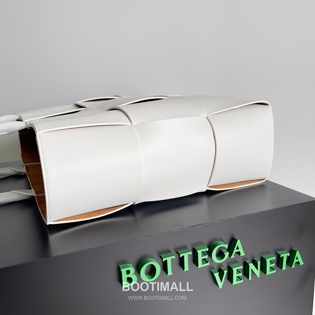 Bottega Veneta Arco Intrecciato Calfskin Leather Tote Bag 보테가베네타 아르코 인트레치아토 카프스킨 토트백 47cm 2