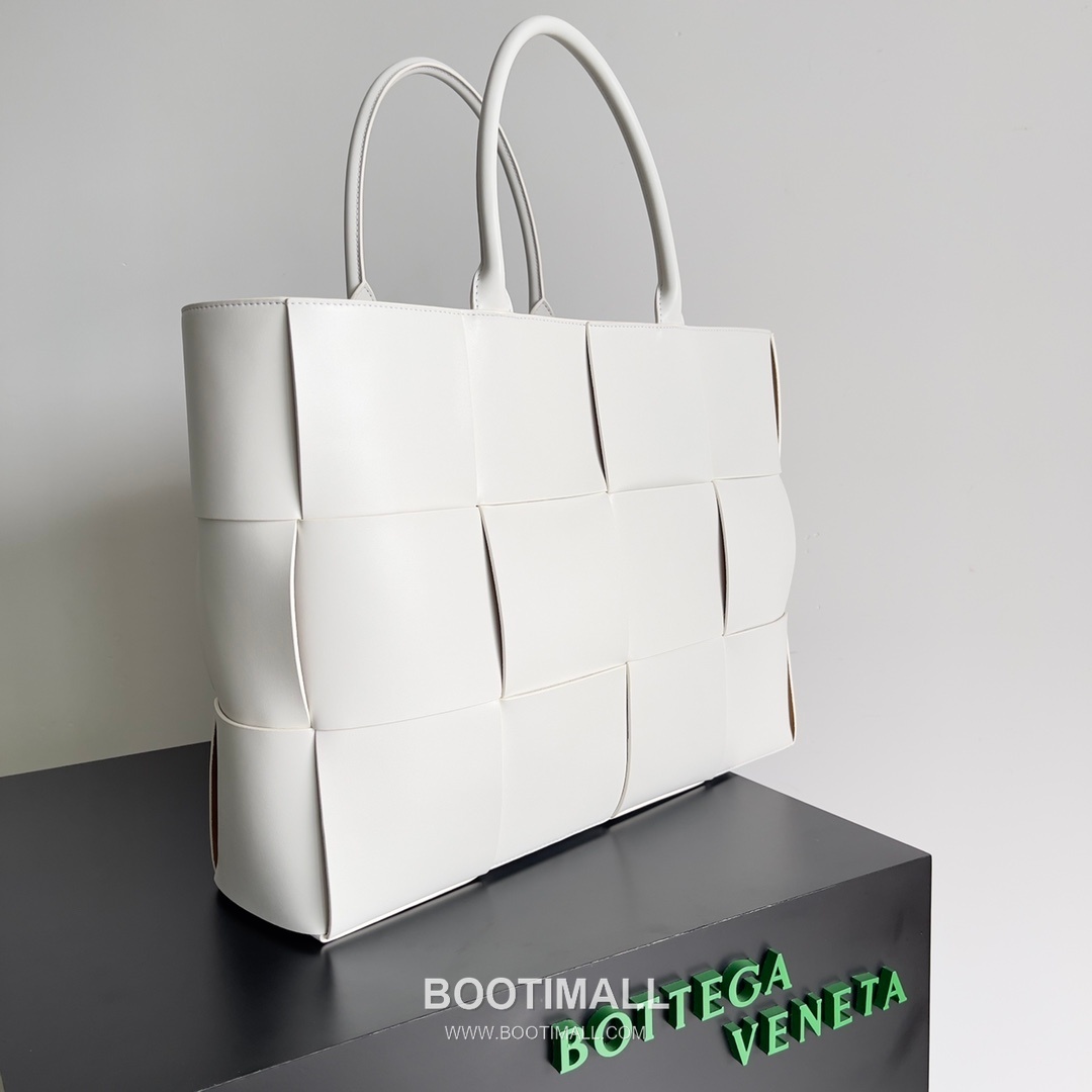 Bottega Veneta Arco Intrecciato Calfskin Leather Tote Bag 보테가베네타 아르코 인트레치아토 카프스킨 토트백 47cm 3
