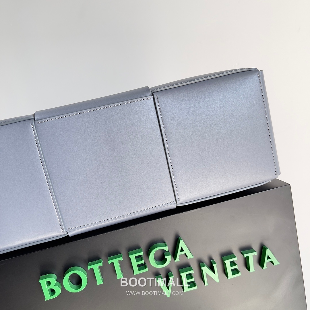 Bottega Veneta Arco Intrecciato Calfskin Leather Tote Bag 보테가베네타 아르코 인트레치아토 카프스킨 토트백 47cm 4