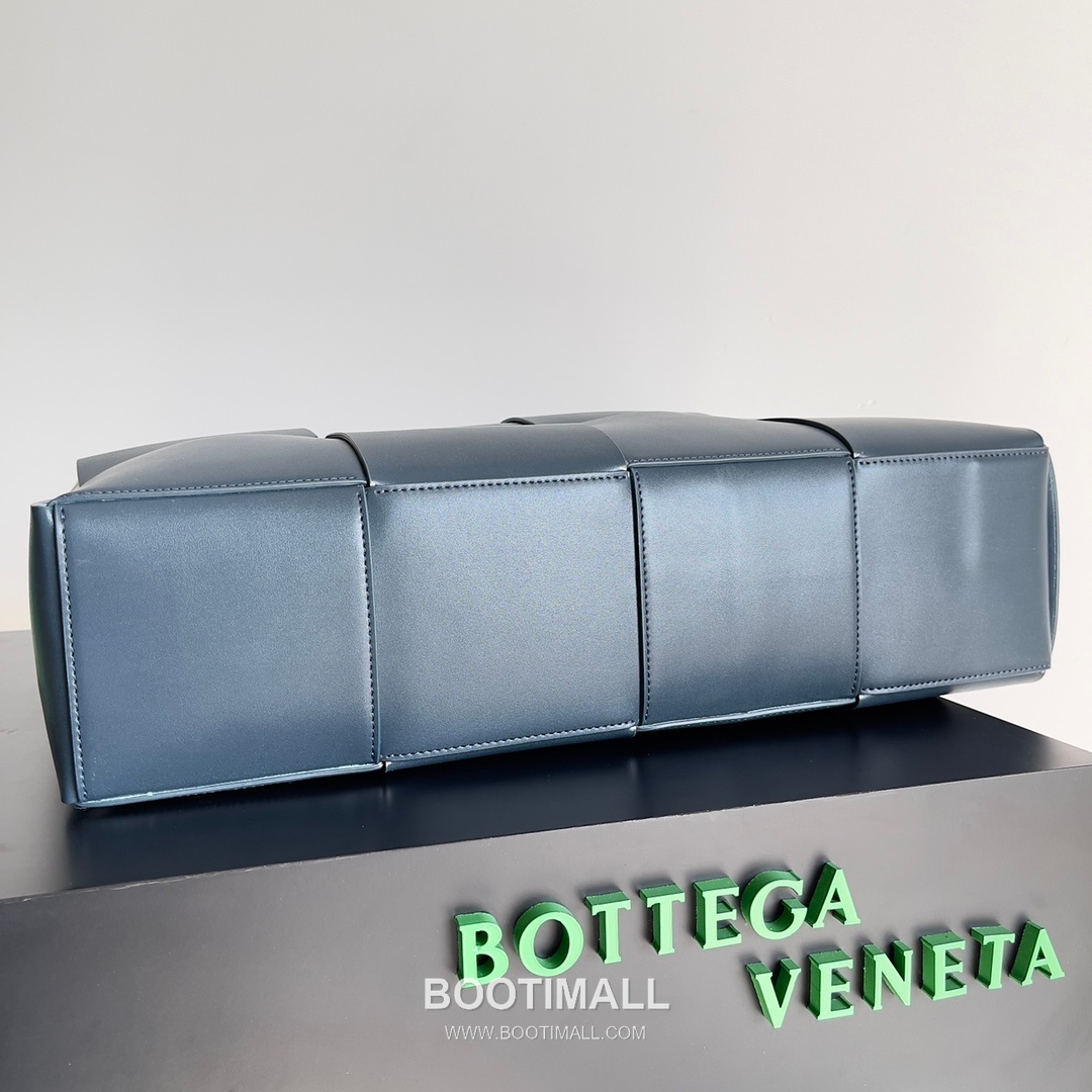 Bottega Veneta Arco Intrecciato Calfskin Leather Tote Bag 보테가베네타 아르코 인트레치아토 카프스킨 토트백 47cm 3