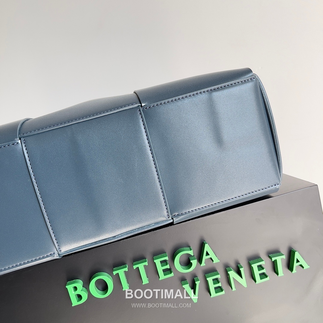 Bottega Veneta Arco Intrecciato Calfskin Leather Tote Bag 보테가베네타 아르코 인트레치아토 카프스킨 토트백 47cm 5