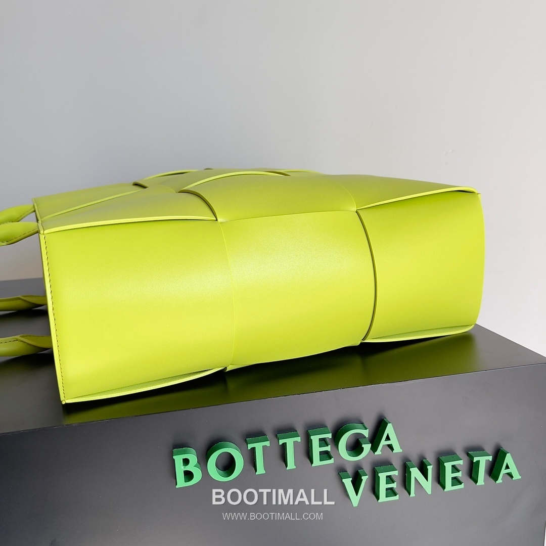 Bottega Veneta Arco Intrecciato Calfskin Leather Tote Bag 보테가베네타 아르코 인트레치아토 카프스킨 토트백 47cm 3