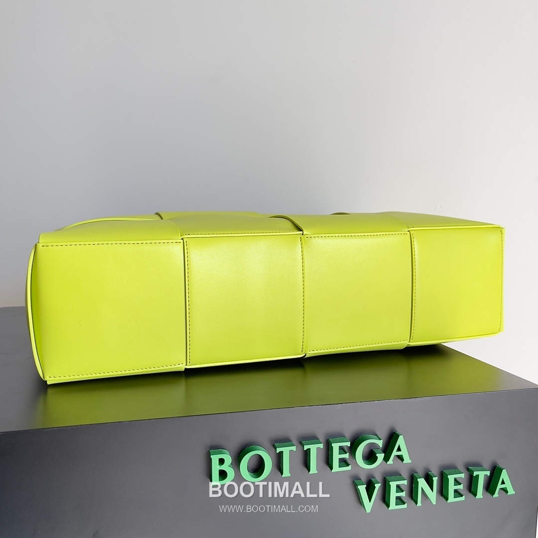 Bottega Veneta Arco Intrecciato Calfskin Leather Tote Bag 보테가베네타 아르코 인트레치아토 카프스킨 토트백 47cm 4