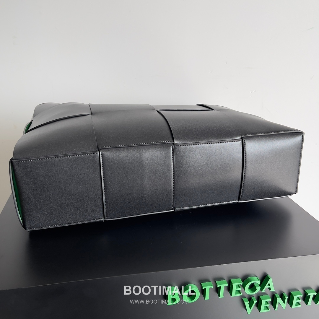 Bottega Veneta Arco Intrecciato Calfskin Leather Tote Bag 보테가베네타 아르코 인트레치아토 카프스킨 토트백 47cm 3