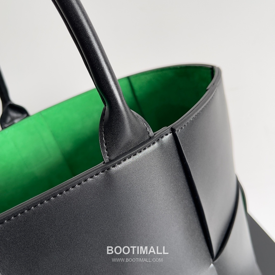 Bottega Veneta Arco Intrecciato Calfskin Leather Tote Bag 보테가베네타 아르코 인트레치아토 카프스킨 토트백 47cm 5