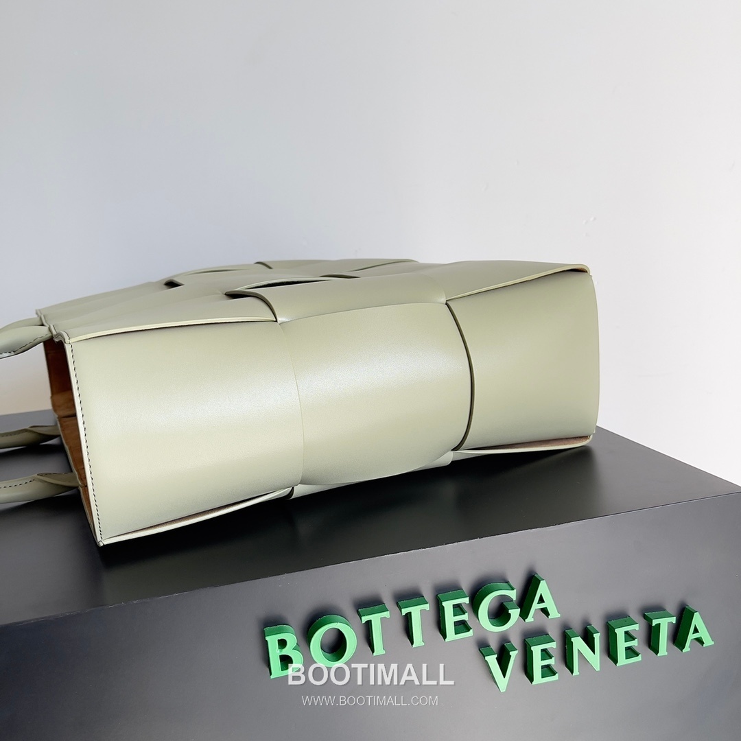 Bottega Veneta Arco Intrecciato Calfskin Leather Tote Bag 보테가베네타 아르코 인트레치아토 카프스킨 토트백 47cm 3