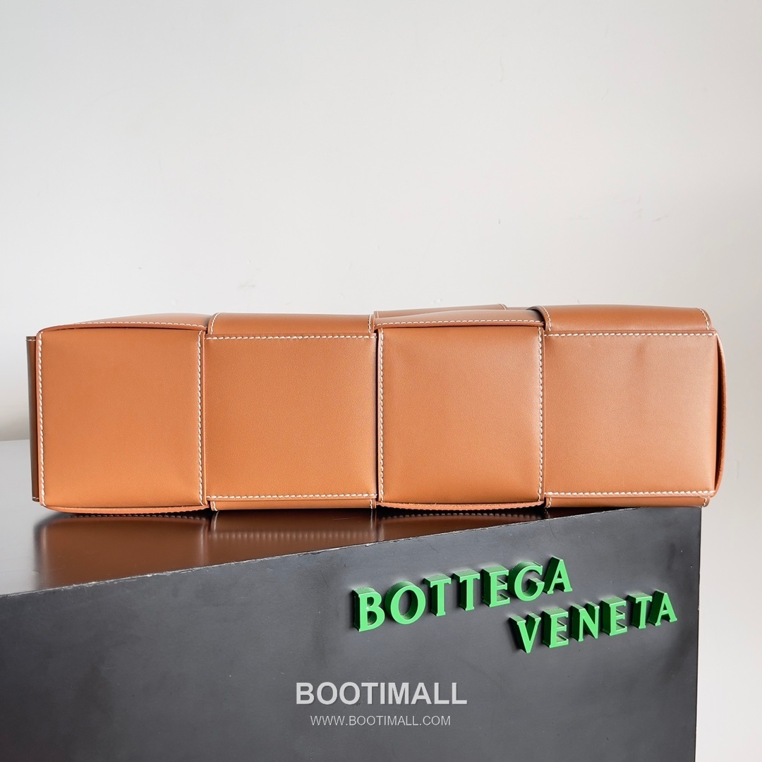 Bottega Veneta Arco Intrecciato Calfskin Leather Tote Bag 보테가베네타 아르코 인트레치아토 카프스킨 토트백 47cm 4