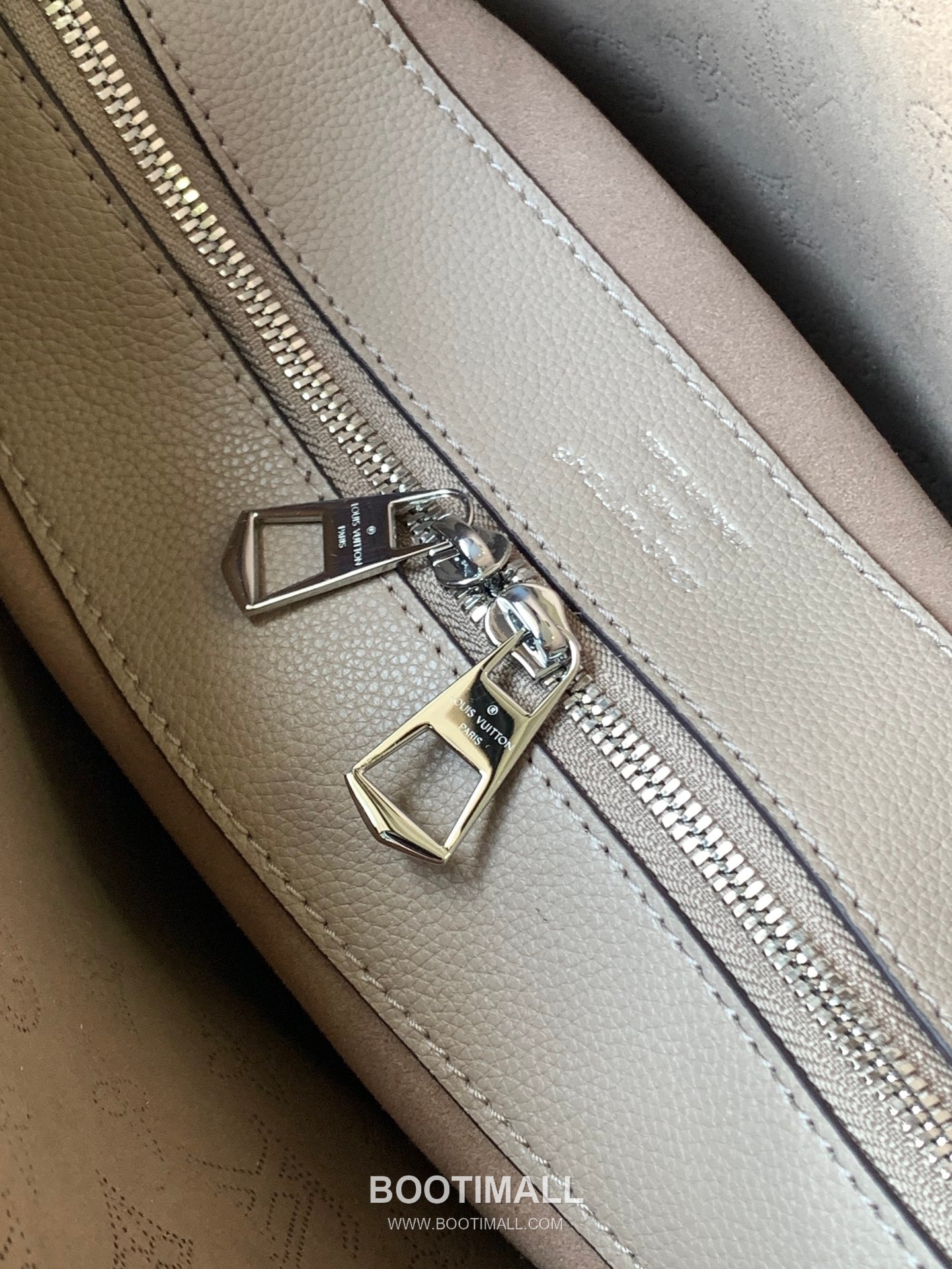 Louis Vuitton Flore Perforated Monogram Calfskin Shoulder Bag 루이비통 플로르 퍼포레이티드 모노그램 카프스킨 숄더백 28cm 10