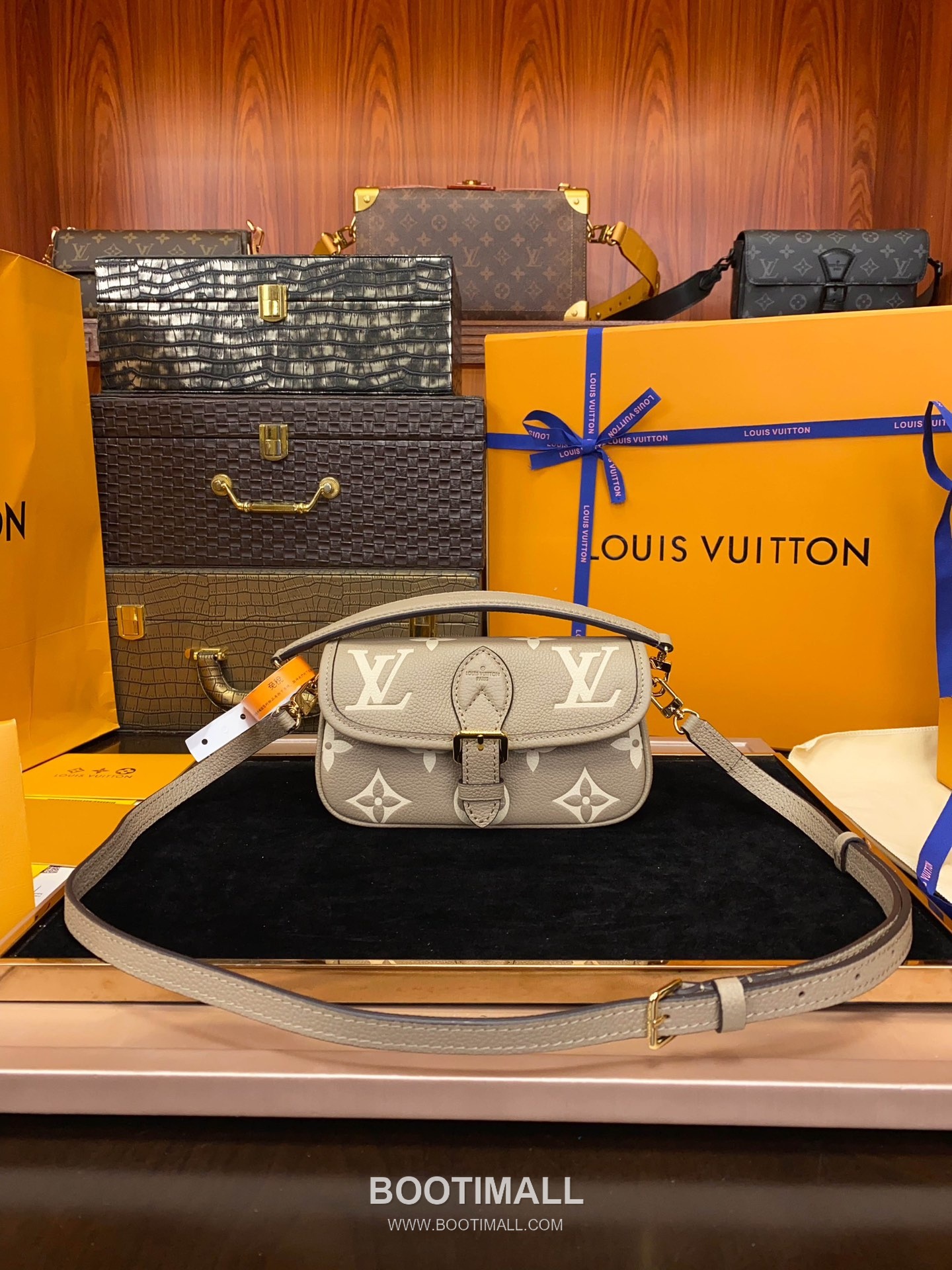 Louis Vuitton Nano Diane Monogram Empreinte Leather Shoulder Bag 루이비통 나노 다이앤 모노그램 앙프렝뜨 숄더백 19cm 10