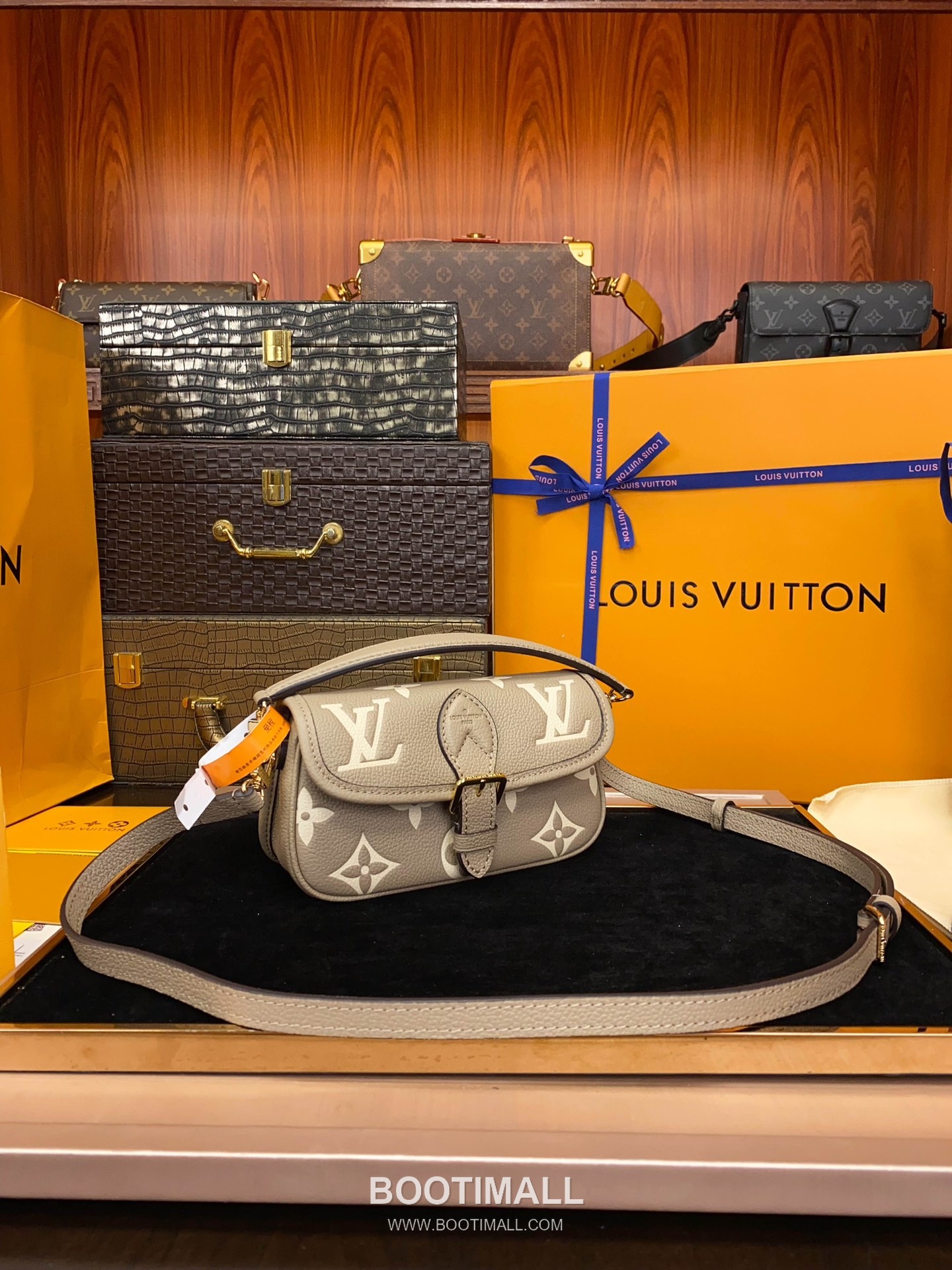 Louis Vuitton Nano Diane Monogram Empreinte Leather Shoulder Bag 루이비통 나노 다이앤 모노그램 앙프렝뜨 숄더백 19cm 11