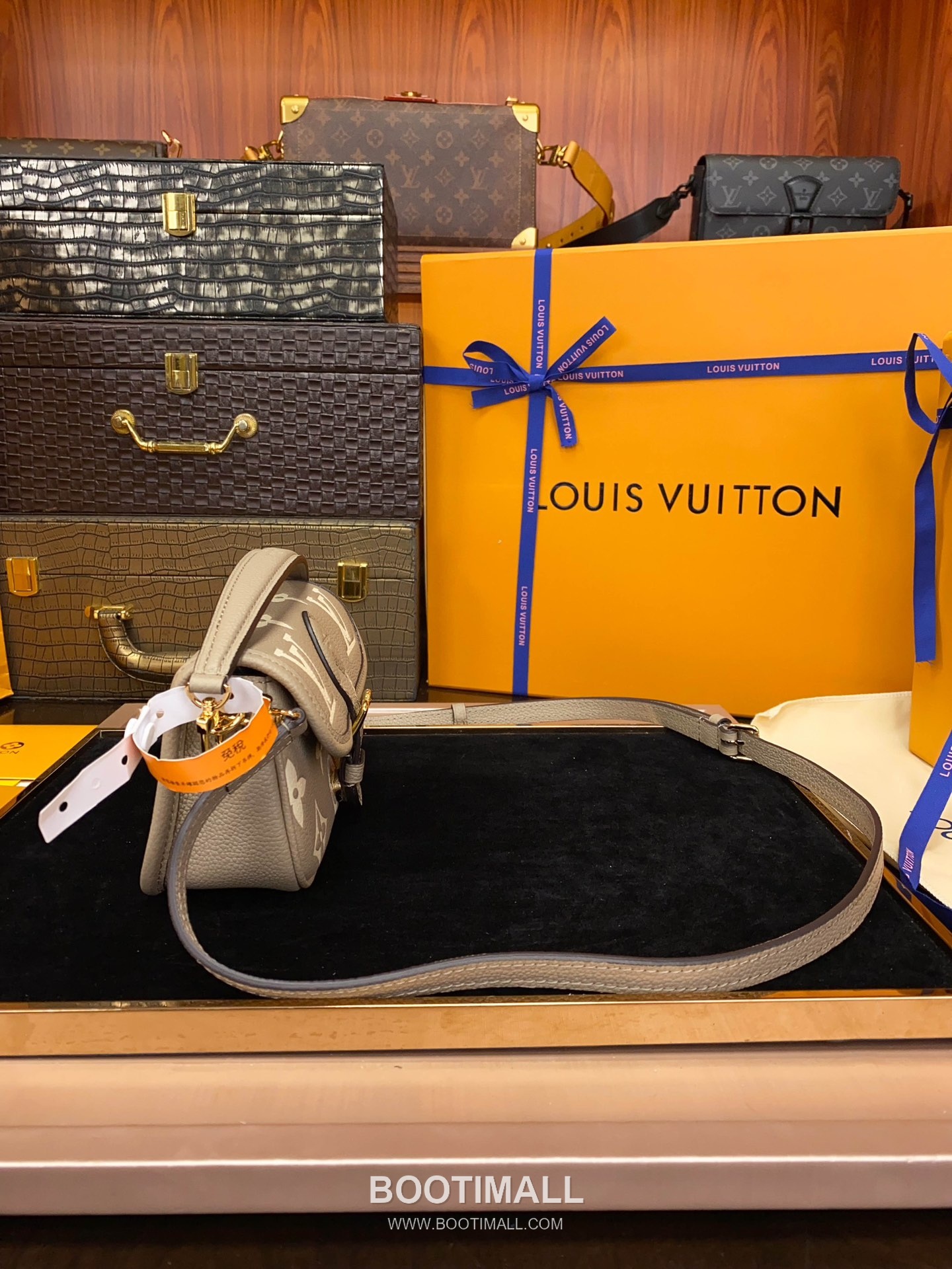 Louis Vuitton Nano Diane Monogram Empreinte Leather Shoulder Bag 루이비통 나노 다이앤 모노그램 앙프렝뜨 숄더백 19cm 12
