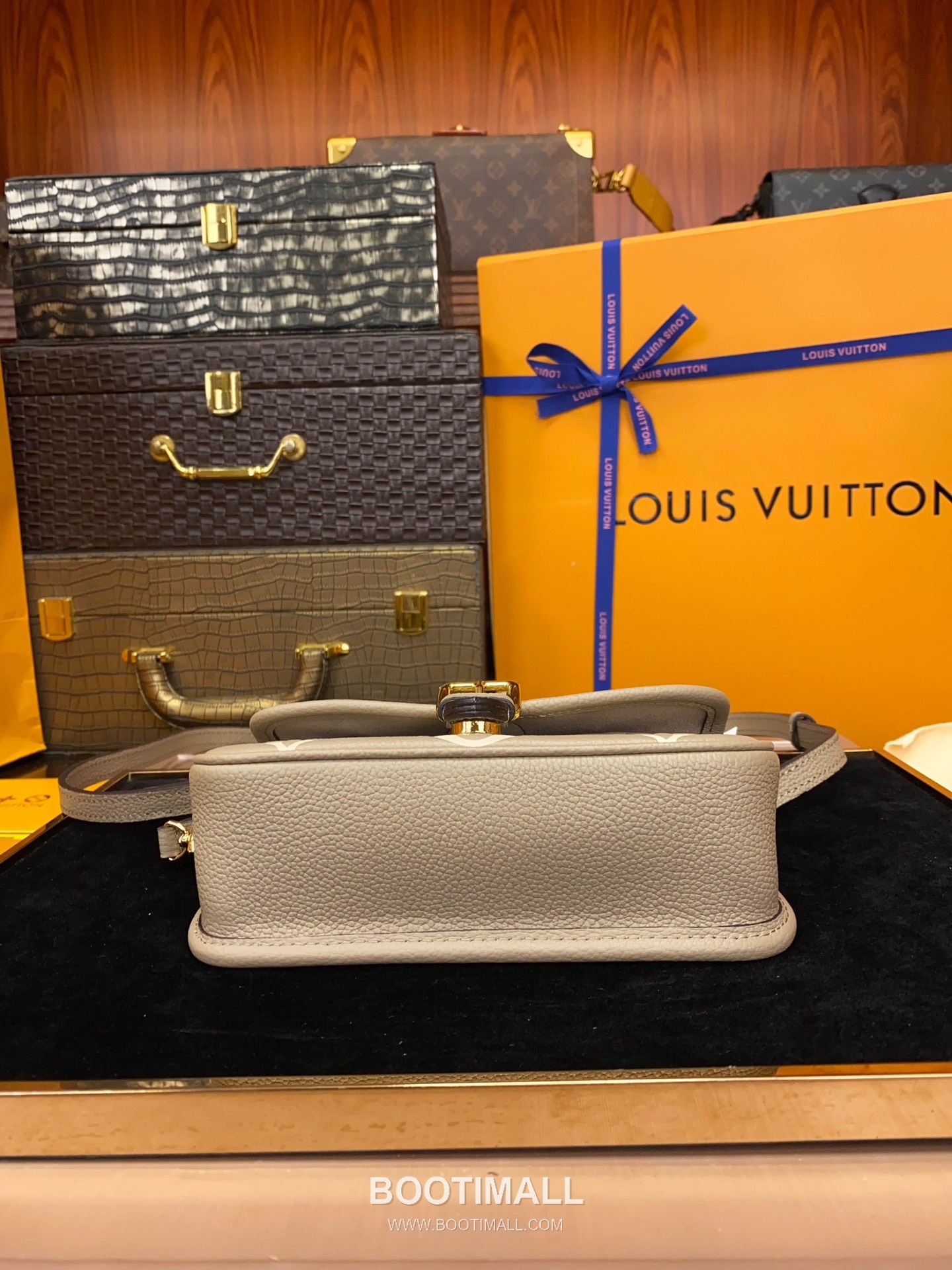 Louis Vuitton Nano Diane Monogram Empreinte Leather Shoulder Bag 루이비통 나노 다이앤 모노그램 앙프렝뜨 숄더백 19cm 14