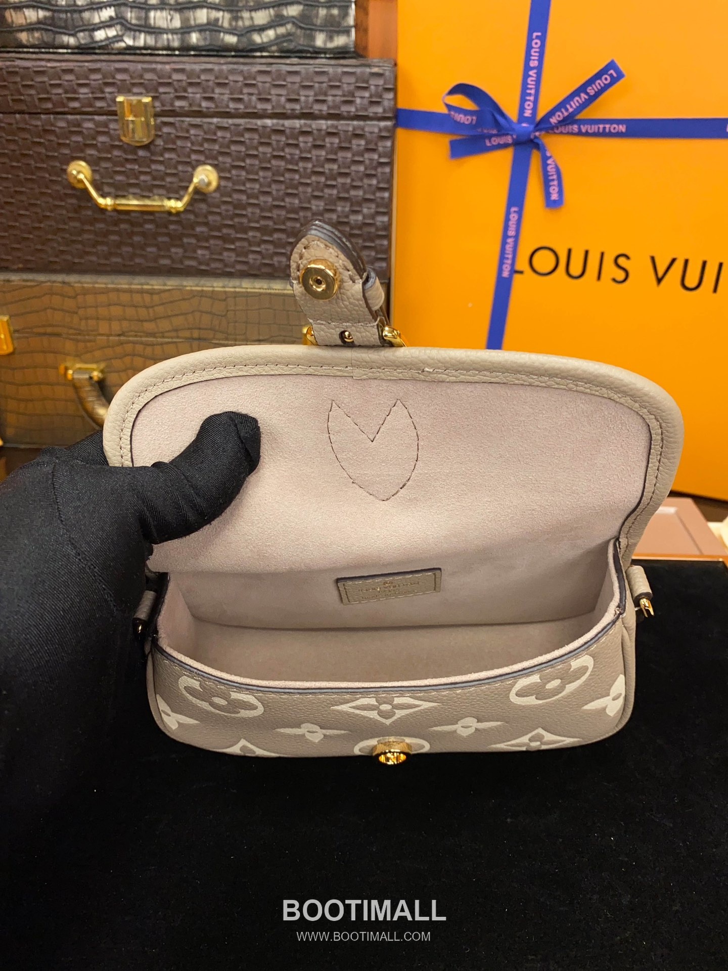 Louis Vuitton Nano Diane Monogram Empreinte Leather Shoulder Bag 루이비통 나노 다이앤 모노그램 앙프렝뜨 숄더백 19cm 17