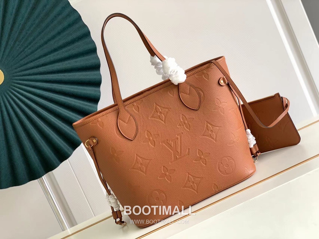 Louis Vuitton Neverfull MM M45686 Embossed Leather Tote Bag 루이비통 네버풀 MM 엠보스드 가죽 토트백 32cm

--- 3