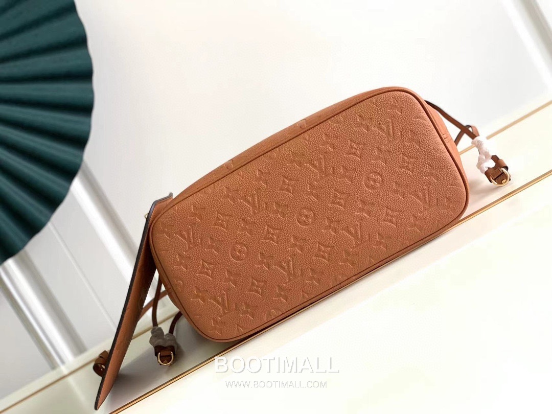Louis Vuitton Neverfull MM M45686 Embossed Leather Tote Bag 루이비통 네버풀 MM 엠보스드 가죽 토트백 32cm

--- 4