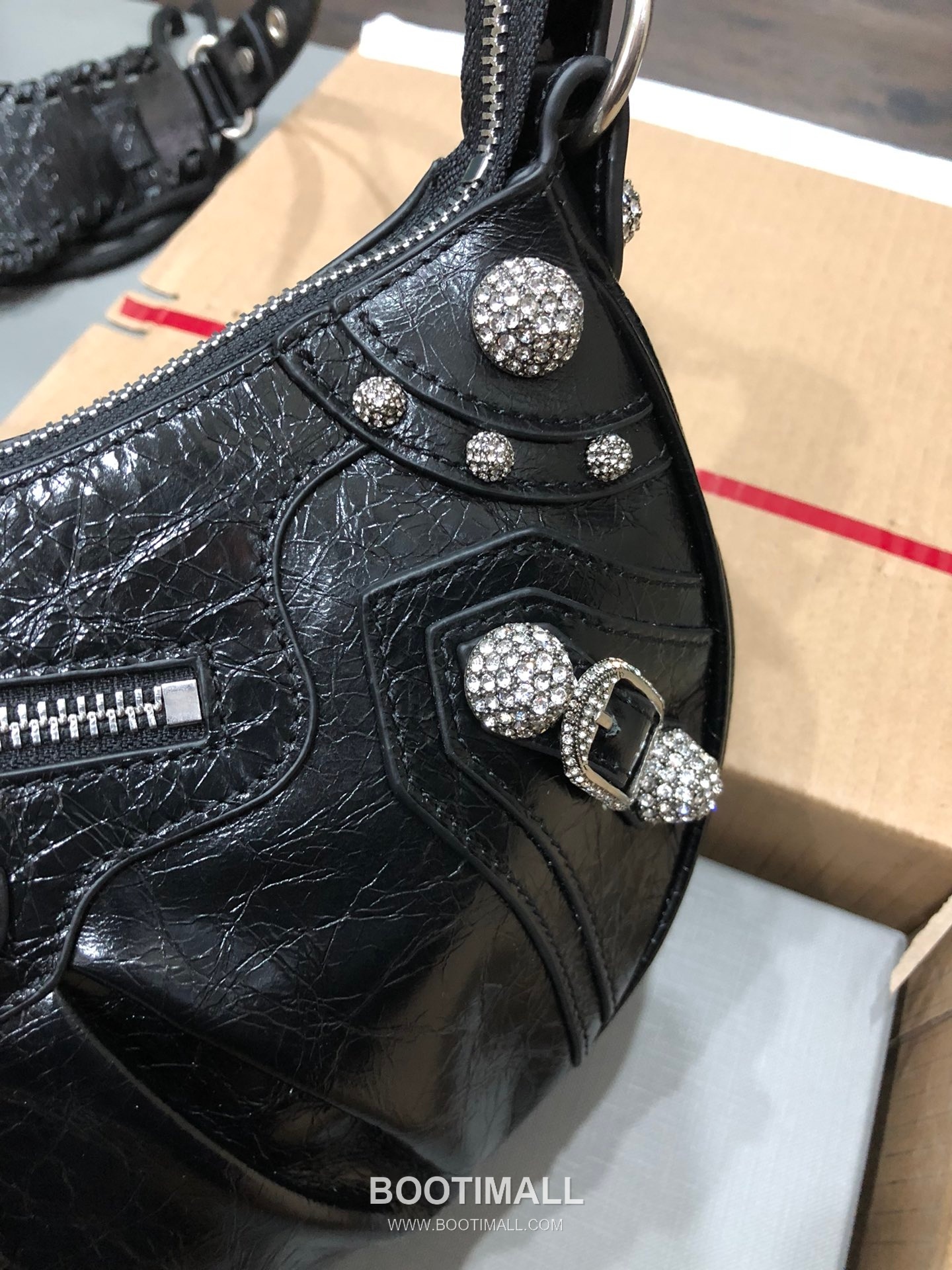 Balenciaga Le Cagole Large Hobo Bag Crystal Hardware Leather Shoulder & Crossbody Bag 발렌시아가 르 카골 라지 호보백 크리스탈 하드웨어 레더 숄더 크로스백 33cm 3