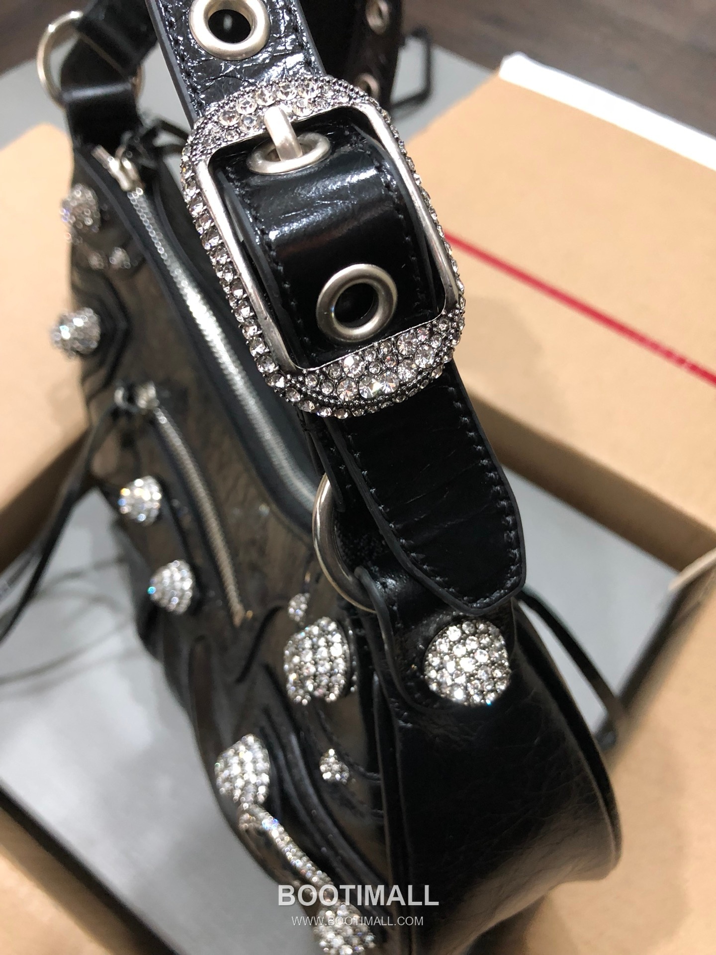 Balenciaga Le Cagole Large Hobo Bag Crystal Hardware Leather Shoulder & Crossbody Bag 발렌시아가 르 카골 라지 호보백 크리스탈 하드웨어 레더 숄더 크로스백 33cm 4