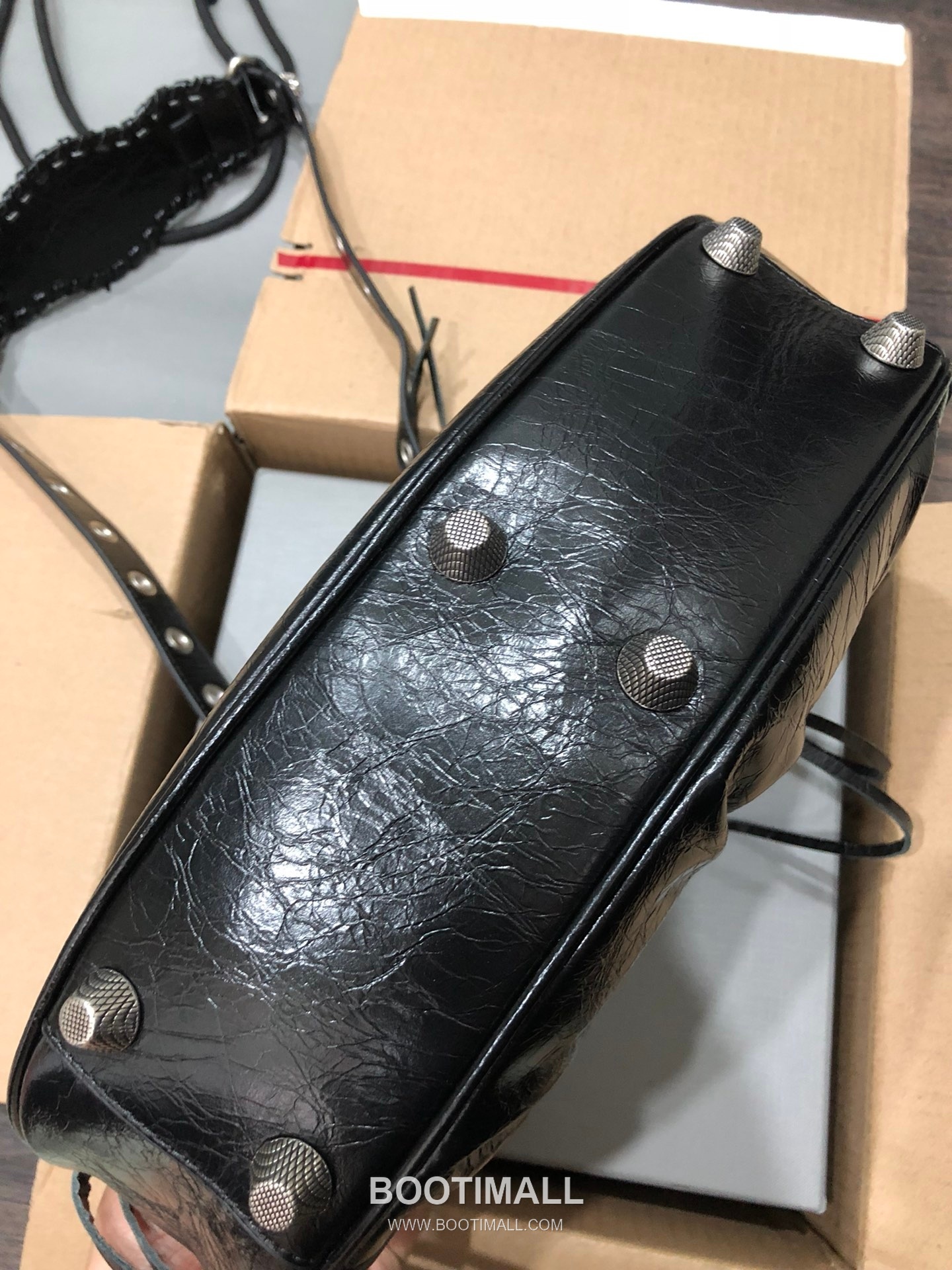 Balenciaga Le Cagole Large Hobo Bag Crystal Hardware Leather Shoulder & Crossbody Bag 발렌시아가 르 카골 라지 호보백 크리스탈 하드웨어 레더 숄더 크로스백 33cm 5