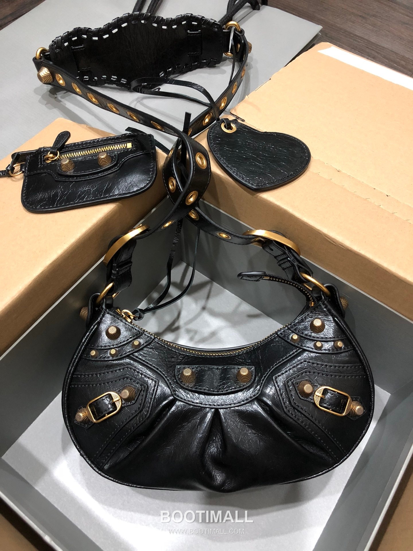 Balenciaga Le Cagole Large Hobo Bag Gold Hardware Leather Shoulder & Crossbody Bag 발렌시아가 르 카골 라지 호보백 골드 하드웨어 레더 숄더 크로스백 33cm 1