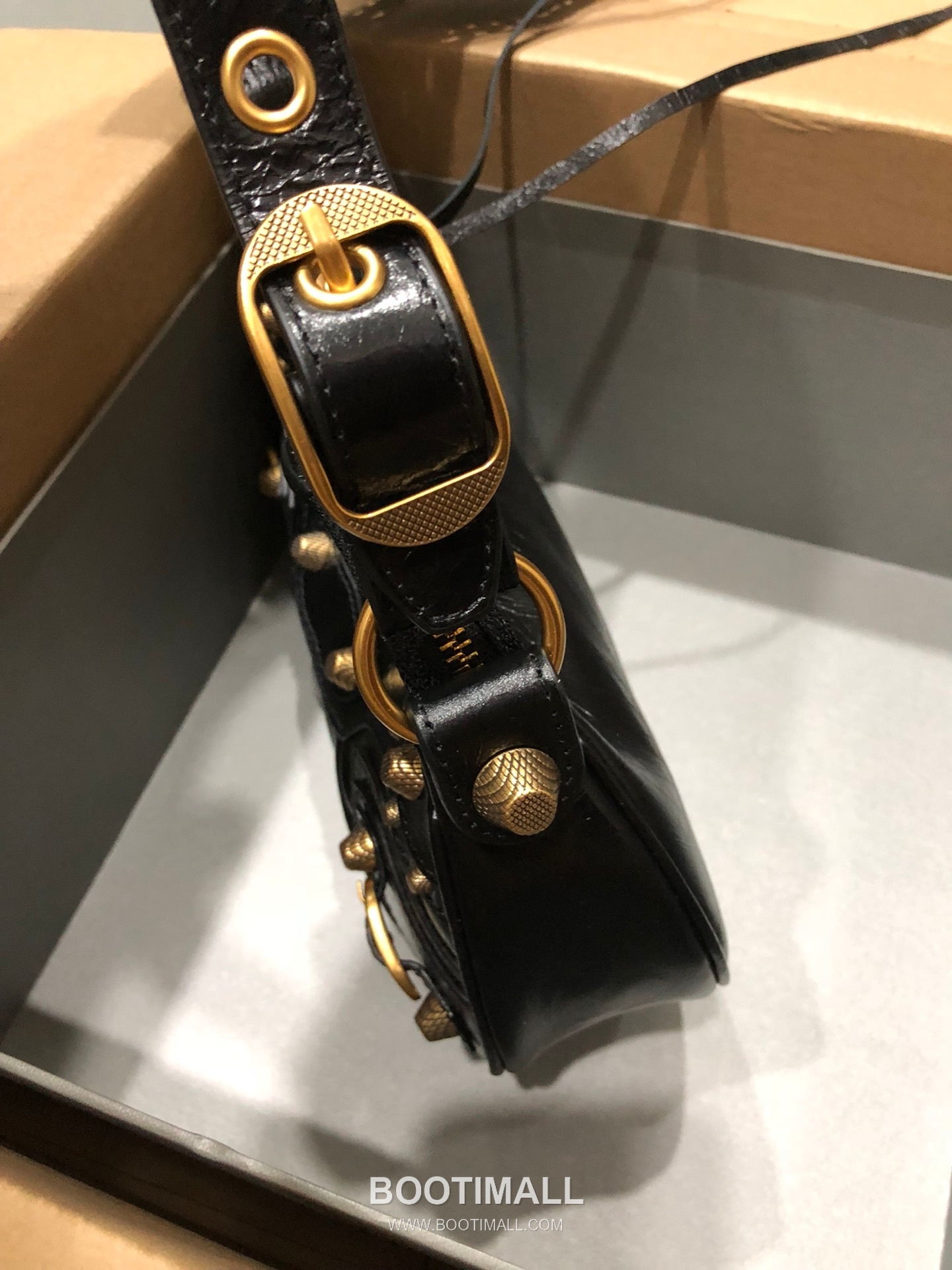 Balenciaga Le Cagole Large Hobo Bag Gold Hardware Leather Shoulder & Crossbody Bag 발렌시아가 르 카골 라지 호보백 골드 하드웨어 레더 숄더 크로스백 33cm 3