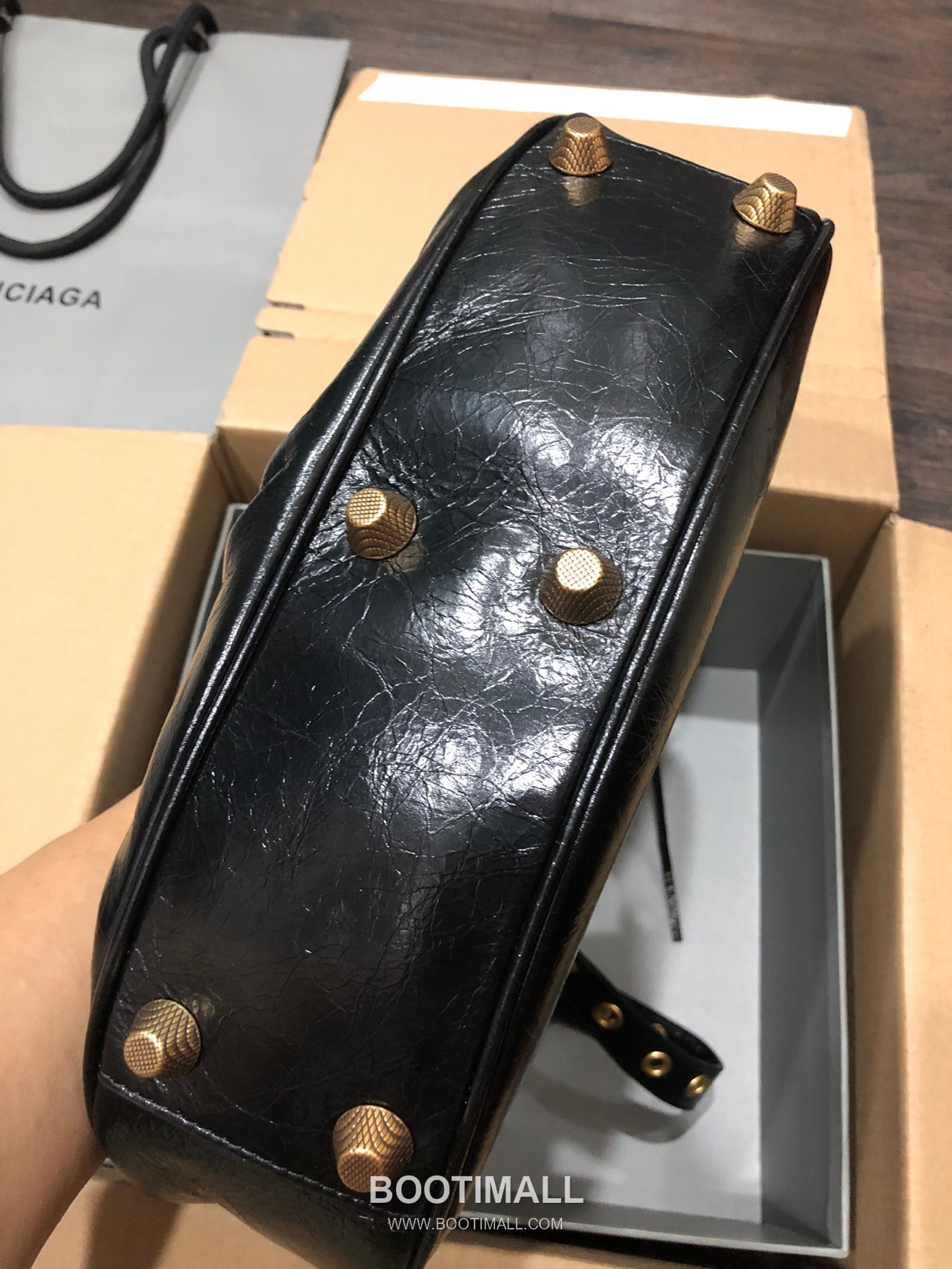 Balenciaga Le Cagole Large Hobo Bag Gold Hardware Leather Shoulder & Crossbody Bag 발렌시아가 르 카골 라지 호보백 골드 하드웨어 레더 숄더 크로스백 33cm 4