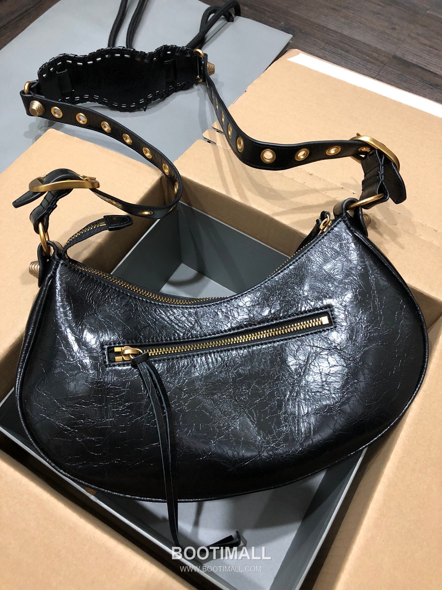 Balenciaga Le Cagole Large Hobo Bag Gold Hardware Leather Shoulder & Crossbody Bag 발렌시아가 르 카골 라지 호보백 골드 하드웨어 레더 숄더 크로스백 33cm 5