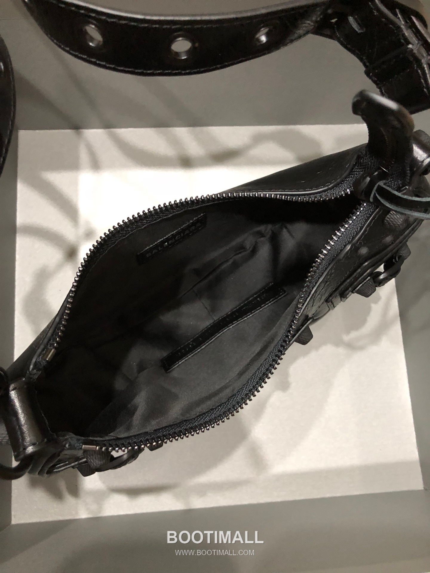 Balenciaga Le Cagole Large Hobo Bag Black Hardware Leather Shoulder & Crossbody Bag 발렌시아가 르 카골 라지 호보백 블랙 하드웨어 레더 숄더 크로스백 33cm 7
