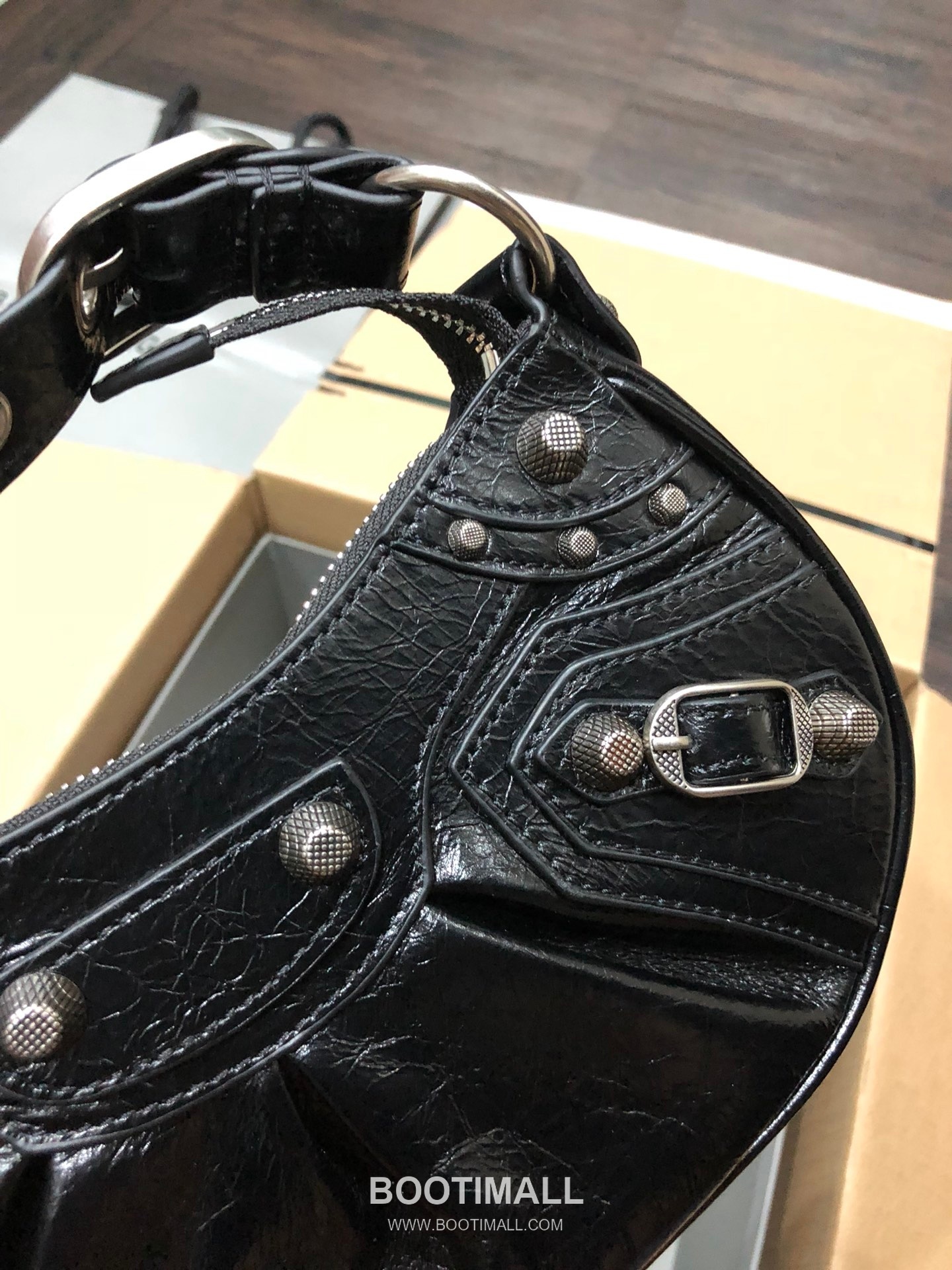 Balenciaga Le Cagole Small Hobo Bag Leather Shoulder & Crossbody Bag 발렌시아가 르 카골 스몰 호보백 레더 숄더 크로스백 26cm 2