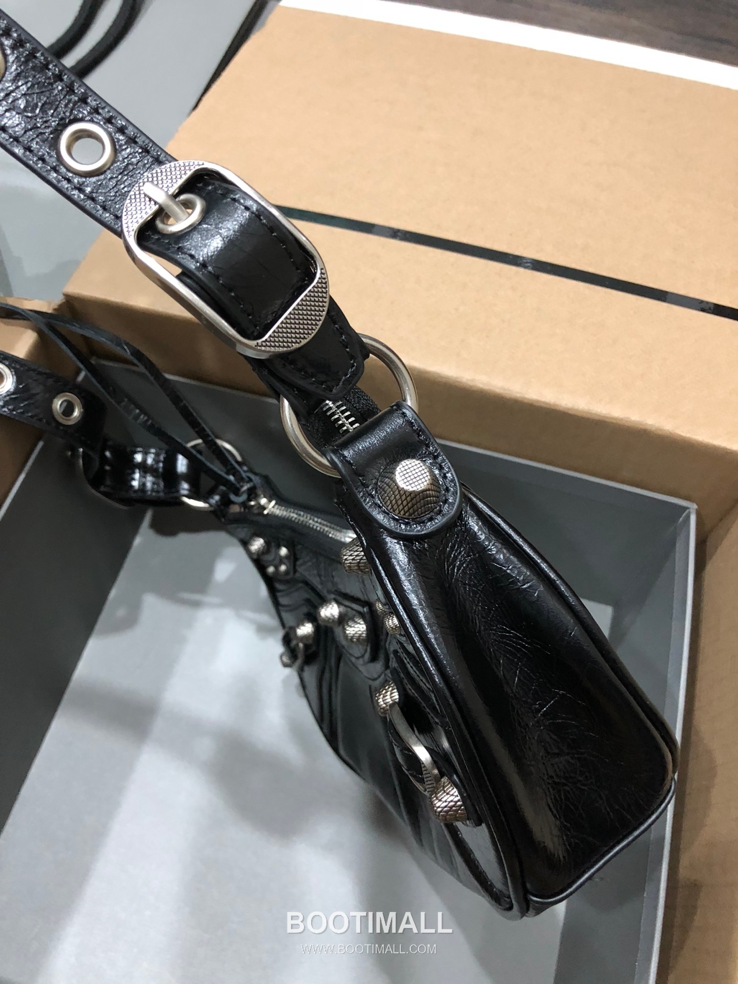 Balenciaga Le Cagole Small Hobo Bag Leather Shoulder & Crossbody Bag 발렌시아가 르 카골 스몰 호보백 레더 숄더 크로스백 26cm 3