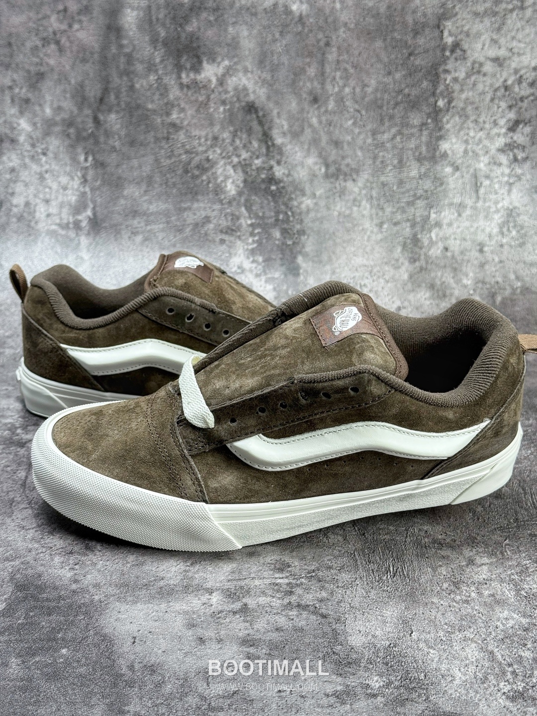 Vans Knu Skool Suede Low Sneakers 반스 뉴스쿨 스웨이드 로우 스니커즈

--- 1