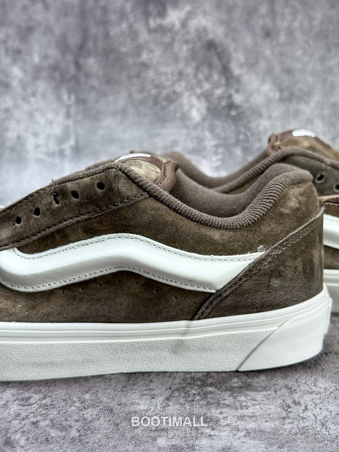 Vans Knu Skool Suede Low Sneakers 반스 뉴스쿨 스웨이드 로우 스니커즈

--- 9
