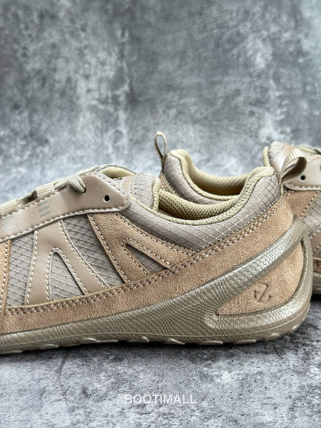 Ecco Biom Lite W Mesh Leather Low Sneakers 에코 바이옴 라이트 W 메쉬 레더 로우 스니커즈

--- 9