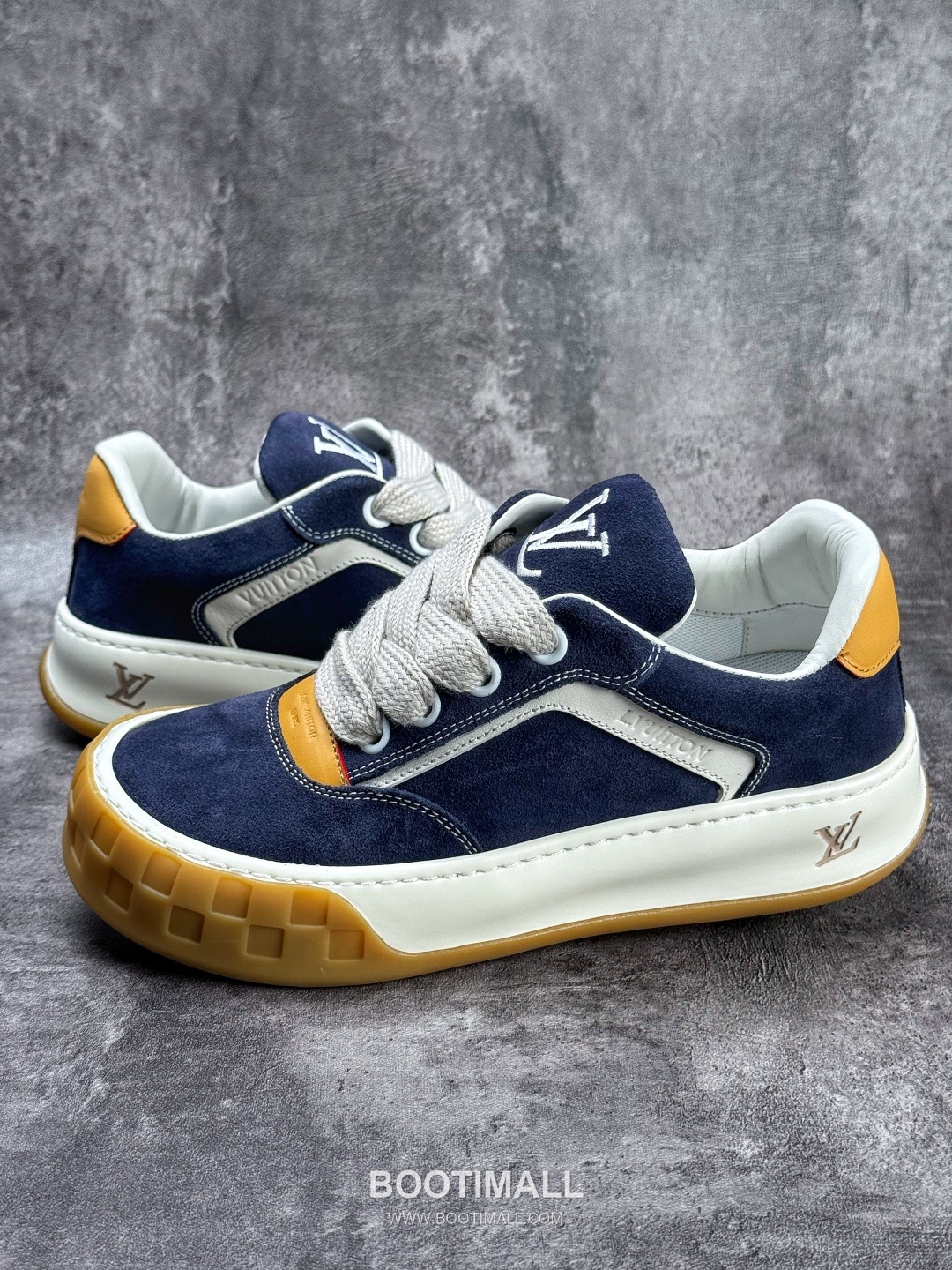 Louis Vuitton Tilted Monogram Denim Low Sneakers 루이비통 틸티드 모노그램 데님 로우 스니커즈

--- 1