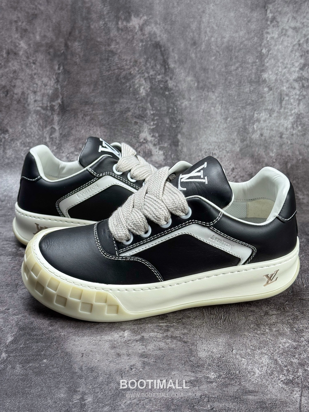 Louis Vuitton Tilted Monogram Denim Low Sneakers 루이비통 틸티드 모노그램 데님 로우 스니커즈

--- 1