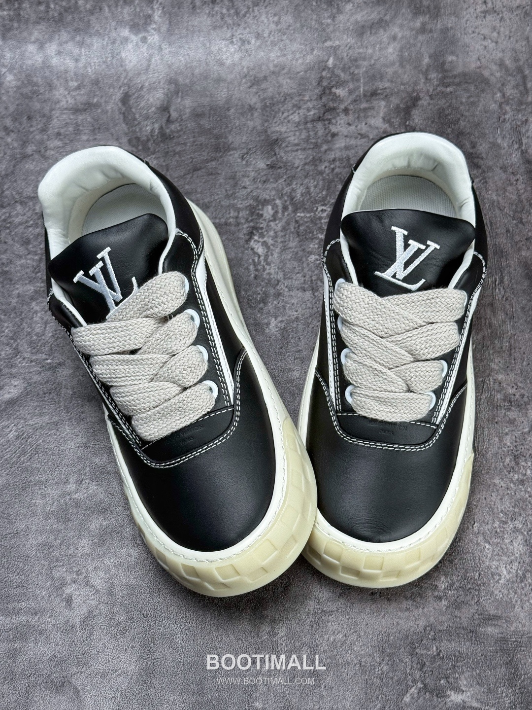 Louis Vuitton Tilted Monogram Denim Low Sneakers 루이비통 틸티드 모노그램 데님 로우 스니커즈

--- 2