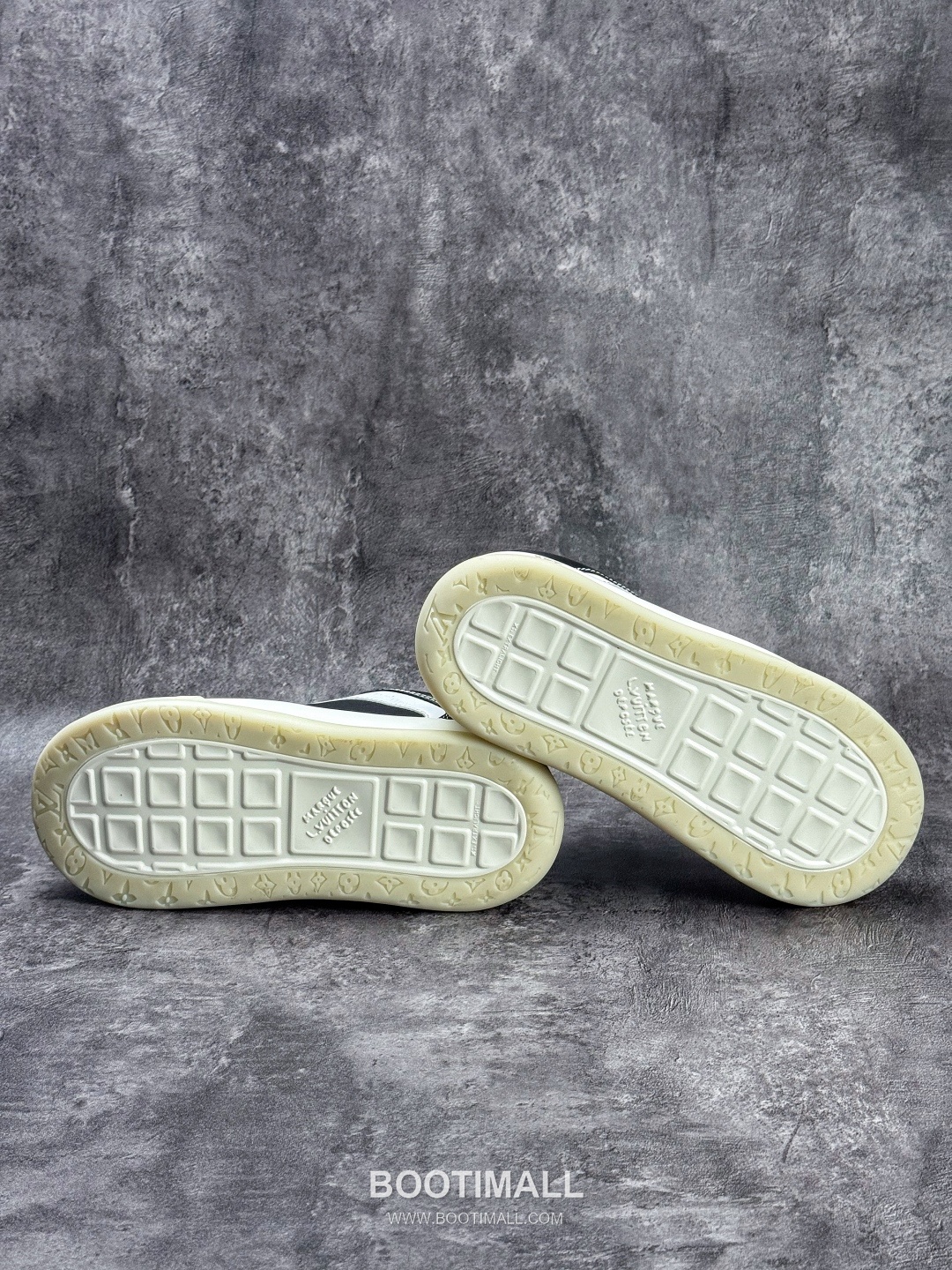 Louis Vuitton Tilted Monogram Denim Low Sneakers 루이비통 틸티드 모노그램 데님 로우 스니커즈

--- 7