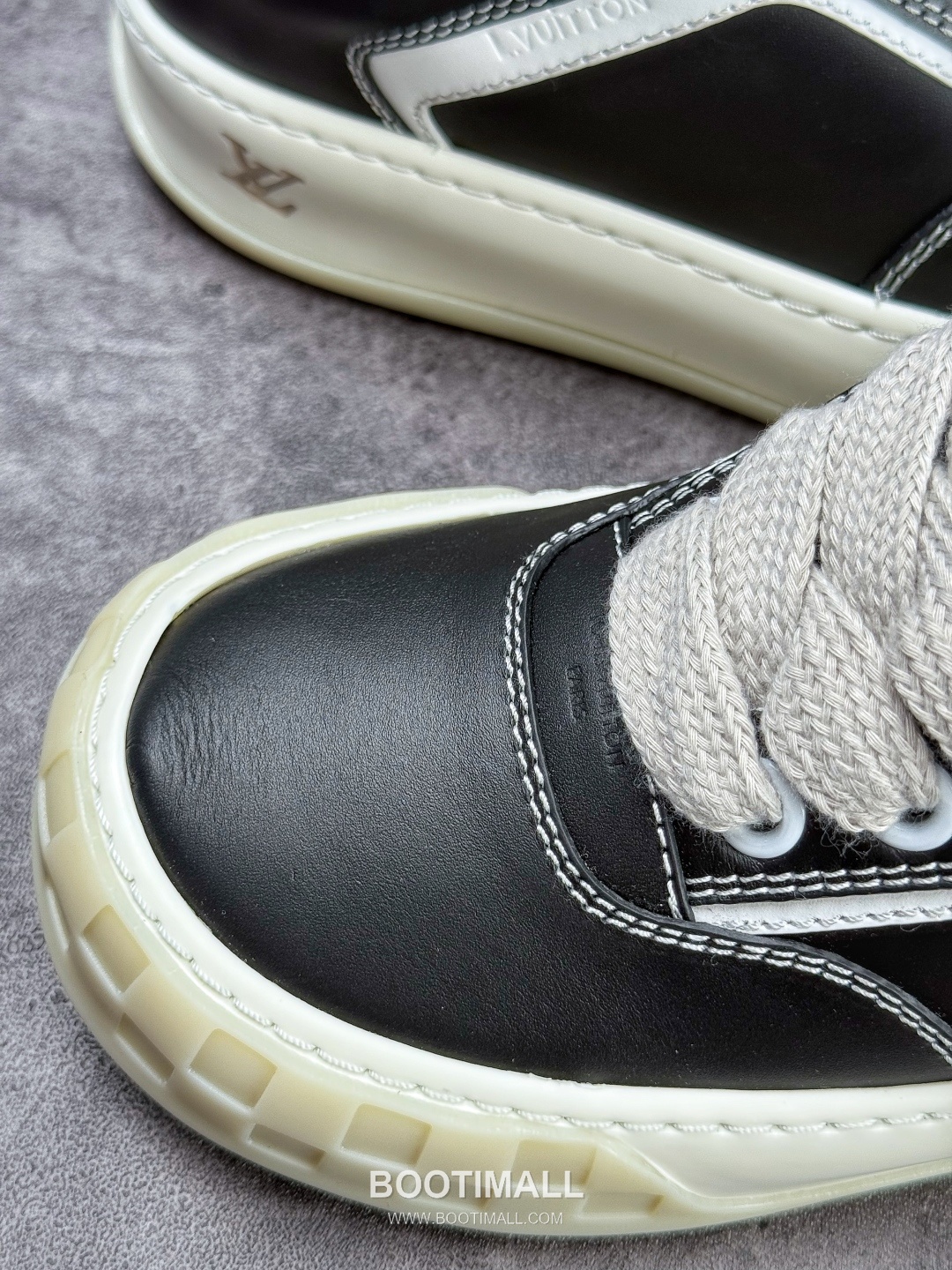 Louis Vuitton Tilted Monogram Denim Low Sneakers 루이비통 틸티드 모노그램 데님 로우 스니커즈

--- 8