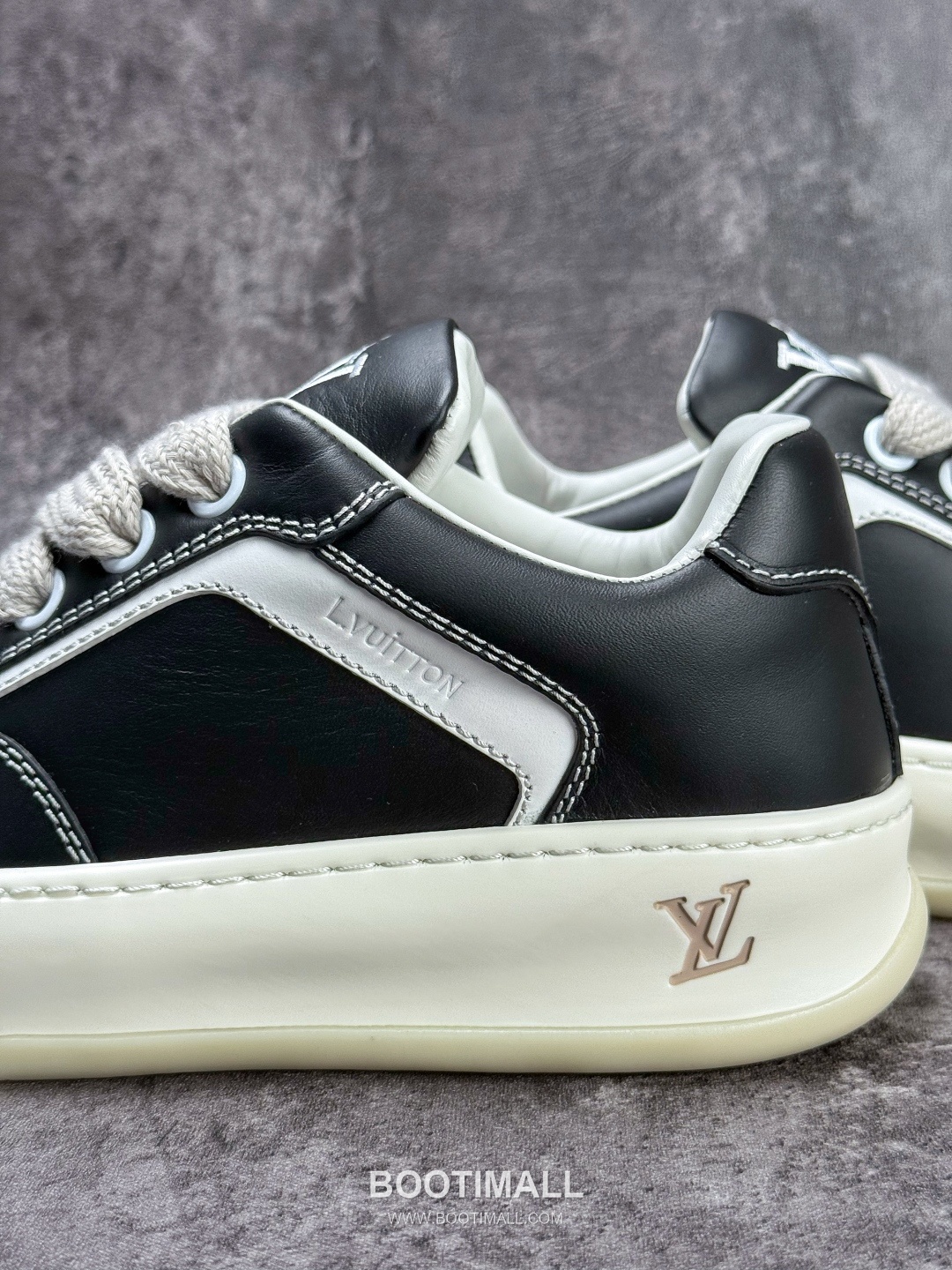 Louis Vuitton Tilted Monogram Denim Low Sneakers 루이비통 틸티드 모노그램 데님 로우 스니커즈

--- 9
