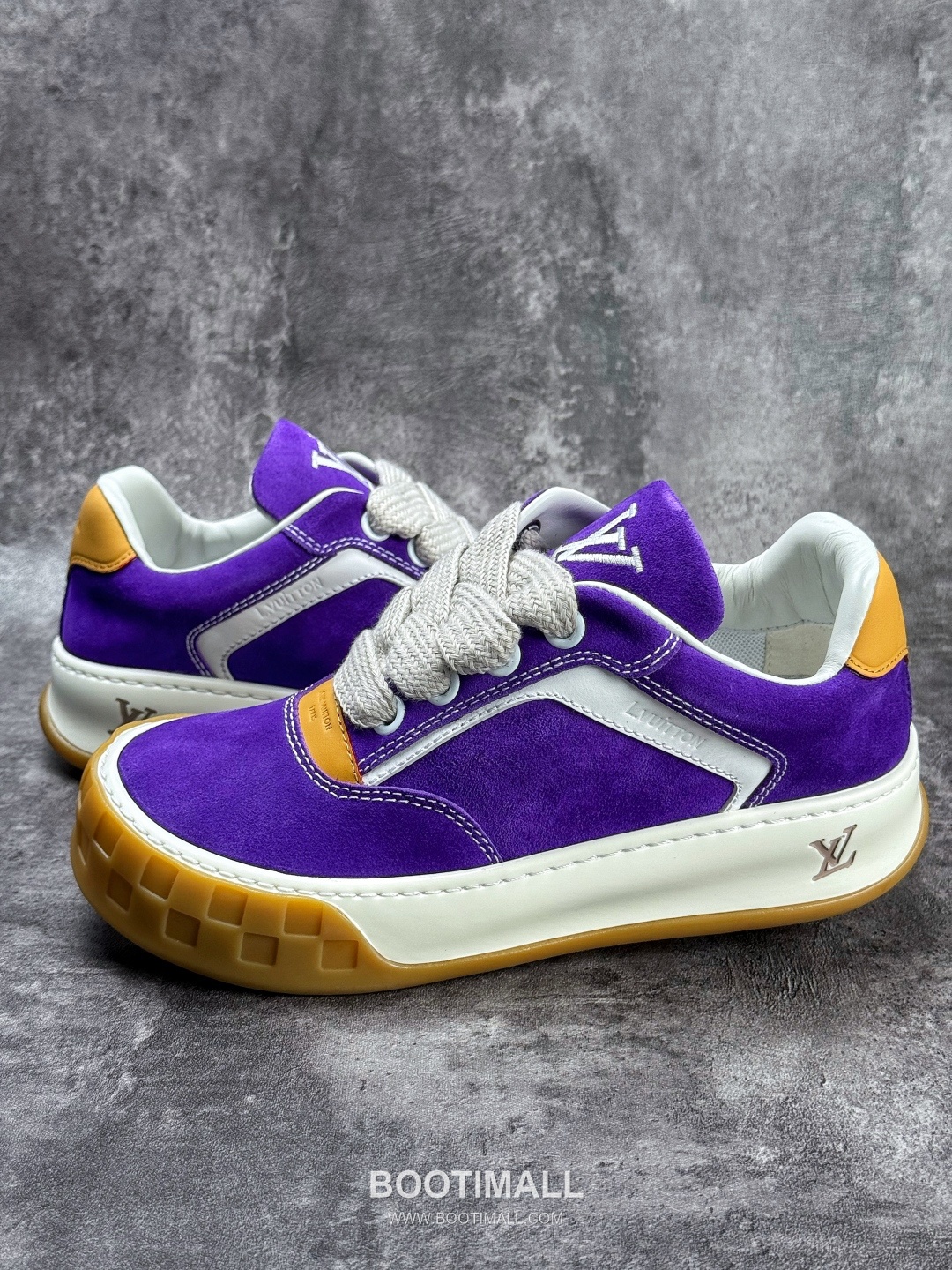 Louis Vuitton Tilted Monogram Denim Low Sneakers 루이비통 틸티드 모노그램 데님 로우 스니커즈

--- 1