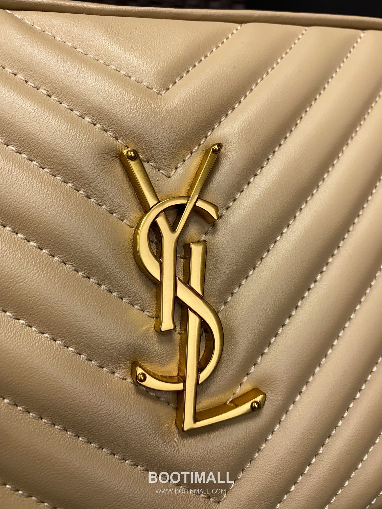 Saint Laurent Lou Camera Bag Calfskin Leather Shoulder Bag 생로랑 루 카메라백 카프스킨 가죽 숄더백 23cm 5