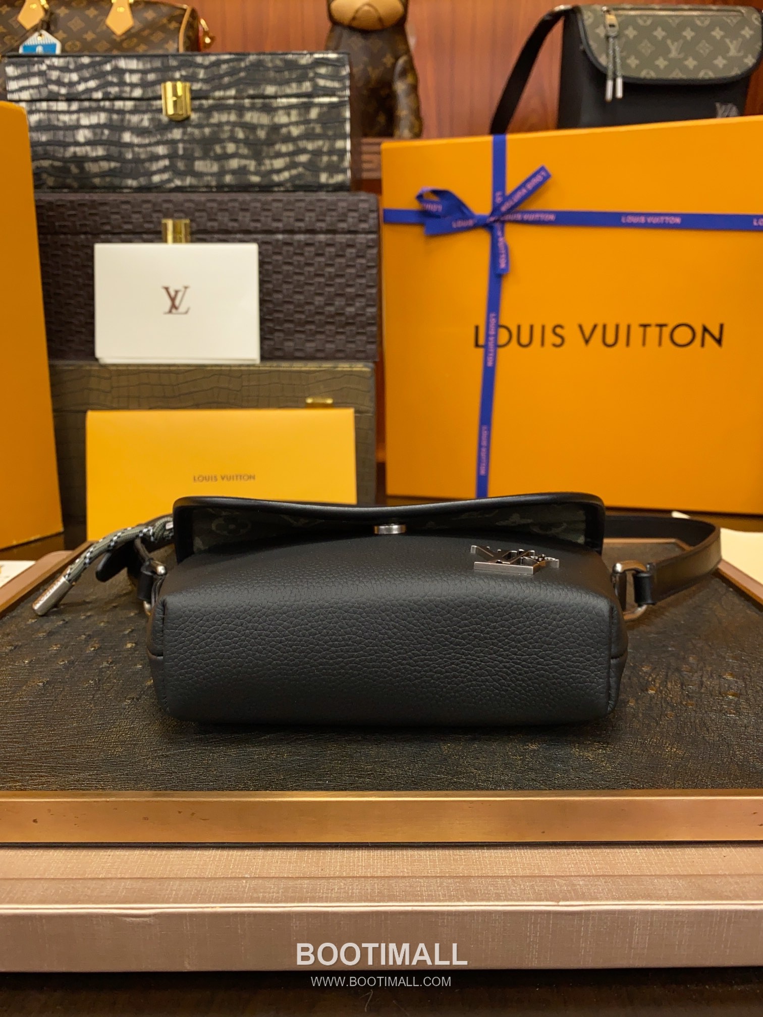 Louis Vuitton Pulse Mini Bag M12618 Monogram Canvas and Leather Shoulder Bag 루이비통 펄스 미니백 모노그램 캔버스 가죽 숄더백 22.5cm 11