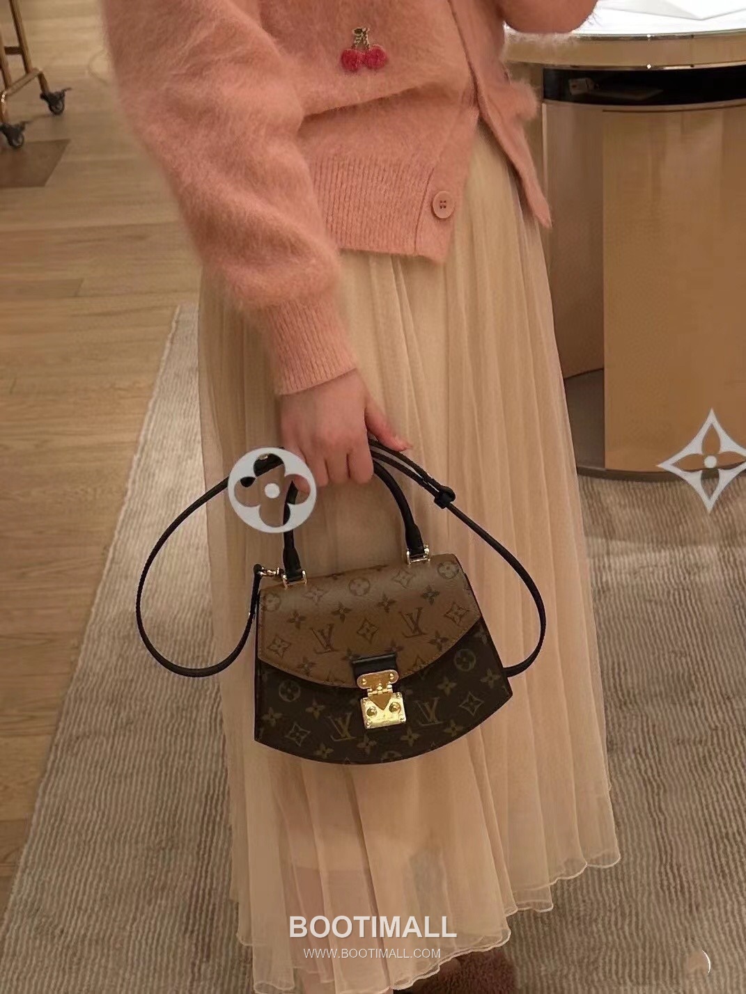 Louis Vuitton Tilsitt Bag M46548 Monogram Canvas Reverse Bag 루이비통 틸싯 모노그램 캔버스 리버스 백 24cm 18