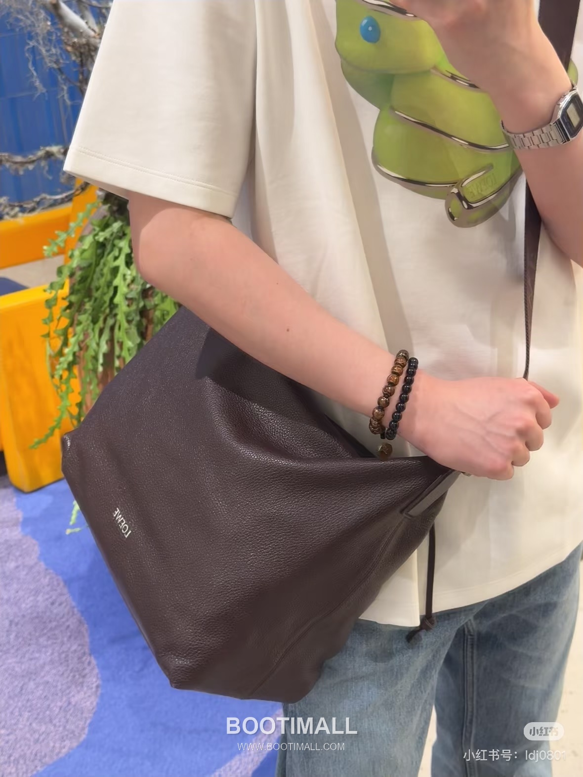 Loewe Cubi Grained Calfskin Leather Crossbody Bag 2201 로에베 큐비 그레인 카프스킨 레더 크로스 숄더백 44cm 1