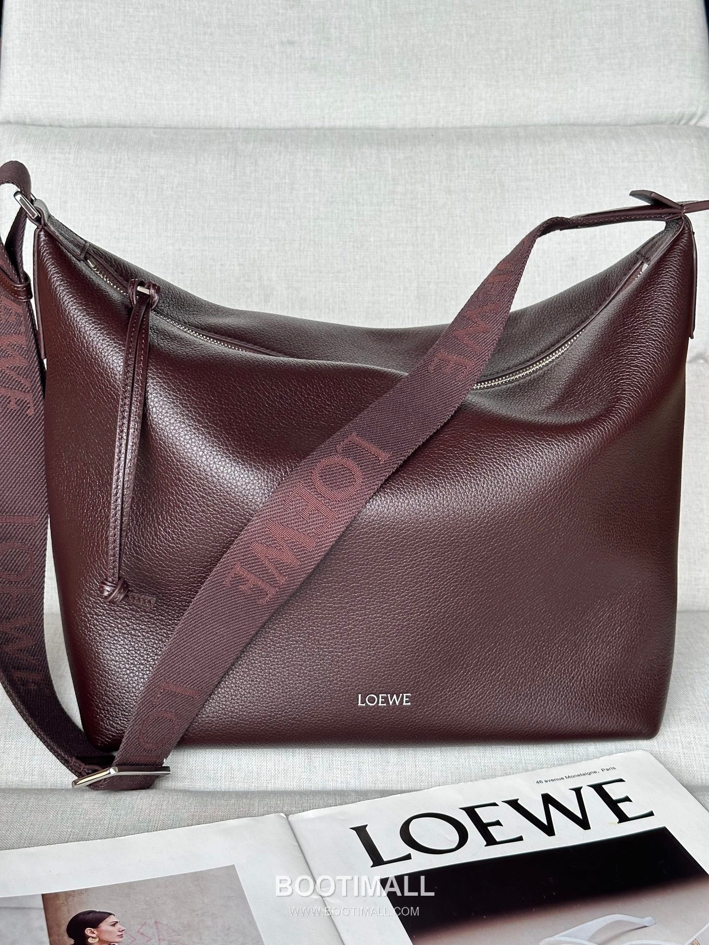 Loewe Cubi Grained Calfskin Leather Crossbody Bag 2201 로에베 큐비 그레인 카프스킨 레더 크로스 숄더백 44cm 5