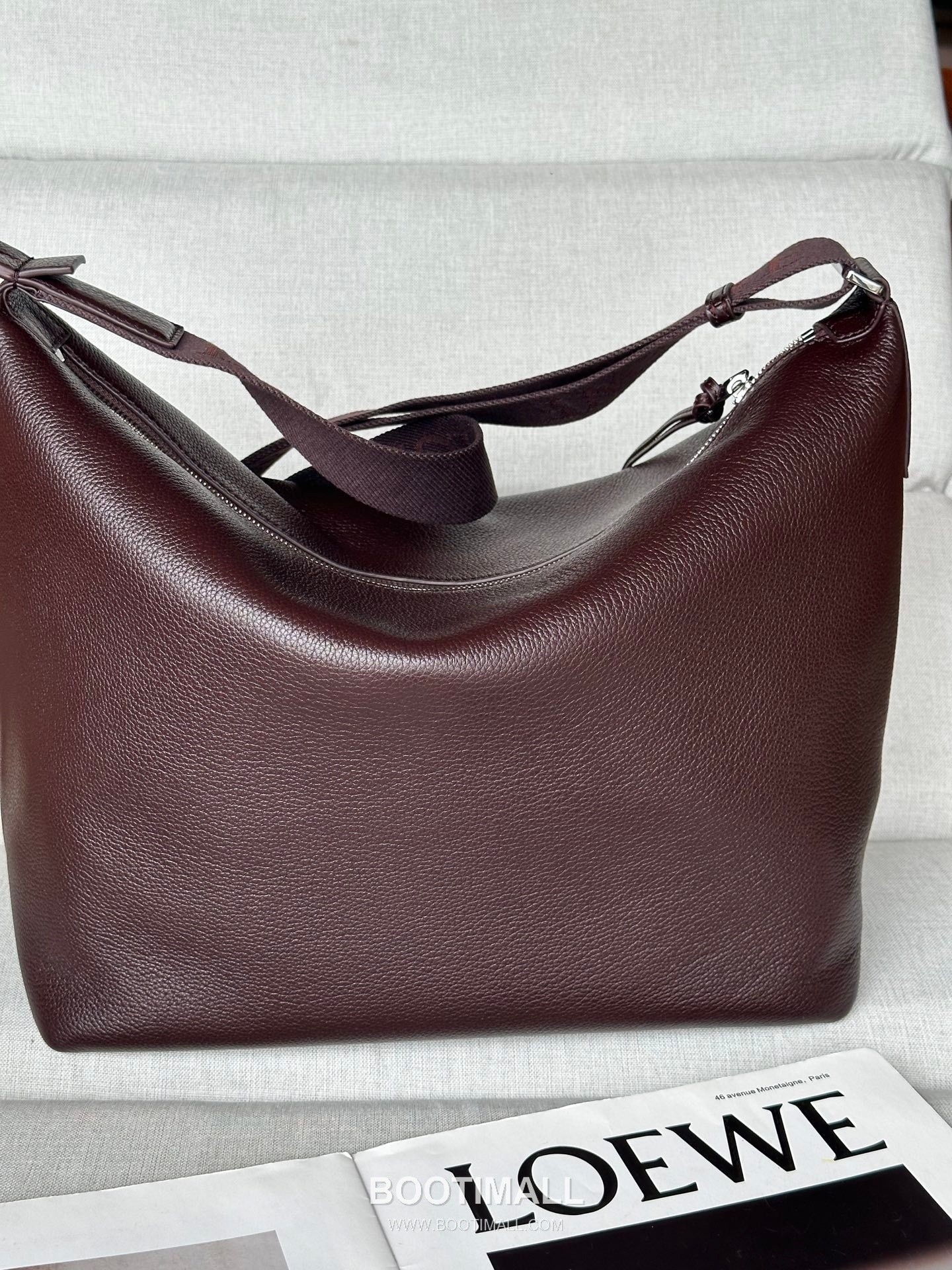 Loewe Cubi Grained Calfskin Leather Crossbody Bag 2201 로에베 큐비 그레인 카프스킨 레더 크로스 숄더백 44cm 7