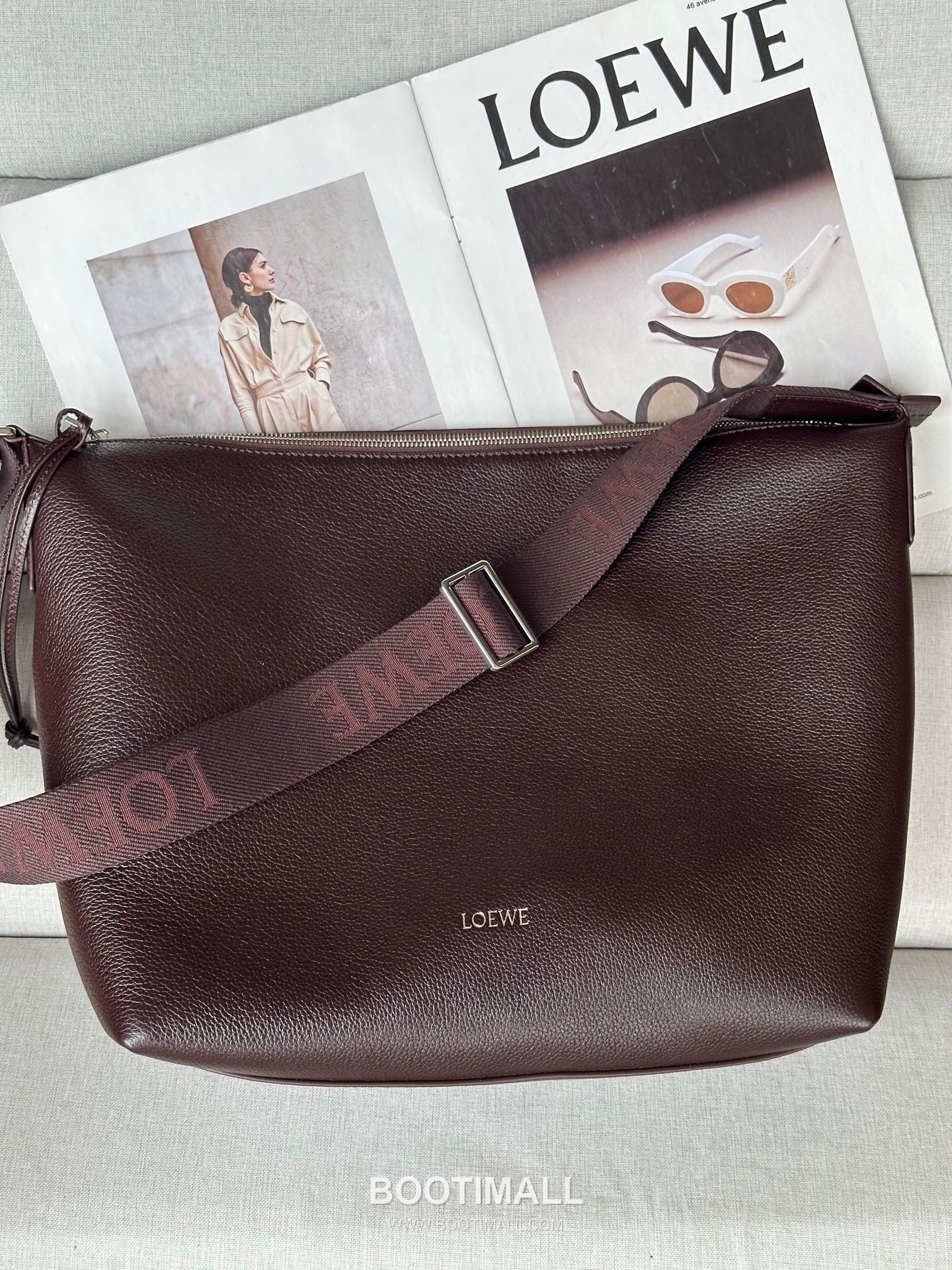 Loewe Cubi Grained Calfskin Leather Crossbody Bag 2201 로에베 큐비 그레인 카프스킨 레더 크로스 숄더백 44cm 9