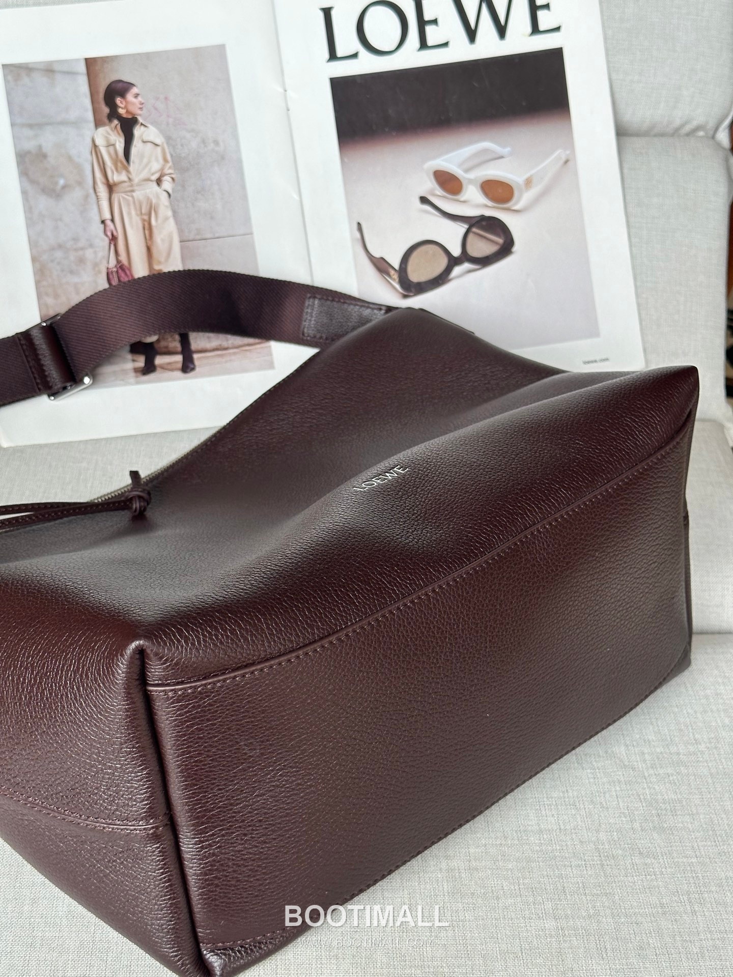 Loewe Cubi Grained Calfskin Leather Crossbody Bag 2201 로에베 큐비 그레인 카프스킨 레더 크로스 숄더백 44cm 10