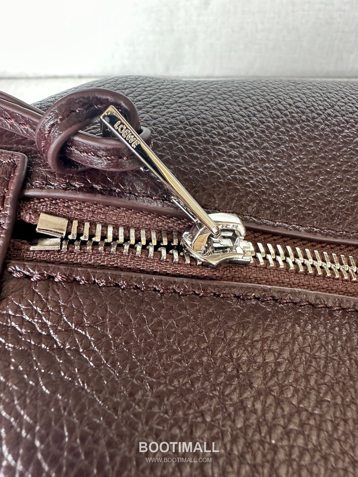 Loewe Cubi Grained Calfskin Leather Crossbody Bag 2201 로에베 큐비 그레인 카프스킨 레더 크로스 숄더백 44cm 12